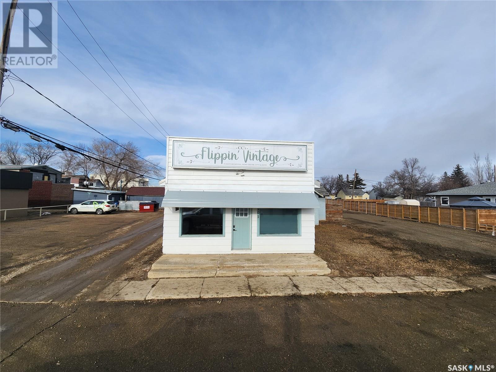 101 4th Avenue E, Gravelbourg, Saskatchewan  S0H 1X0 - Photo 2 - SK958400