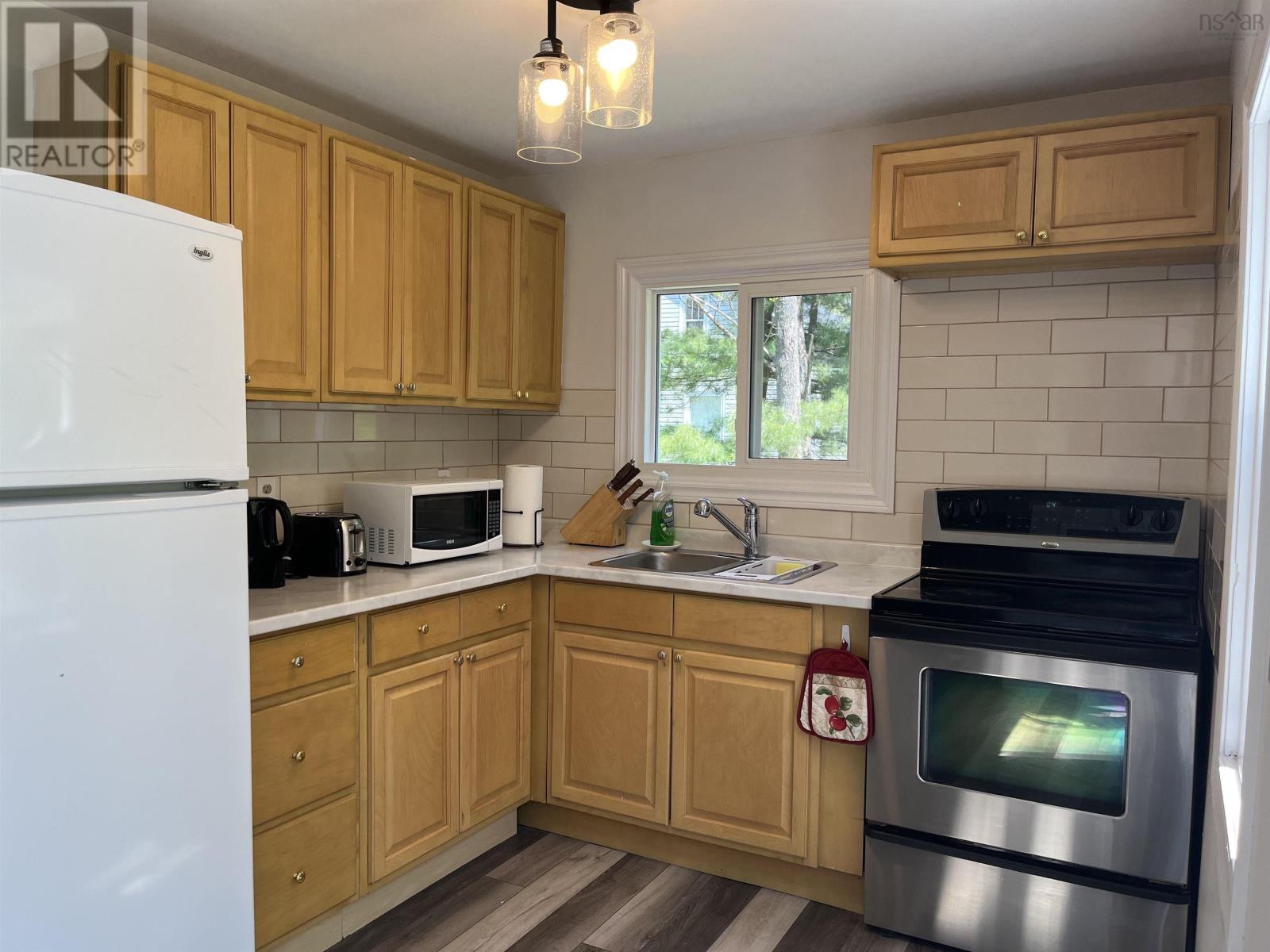77 Dartmouth Road, Bedford, Nova Scotia  B4A 2L5 - Photo 9 - 202402383