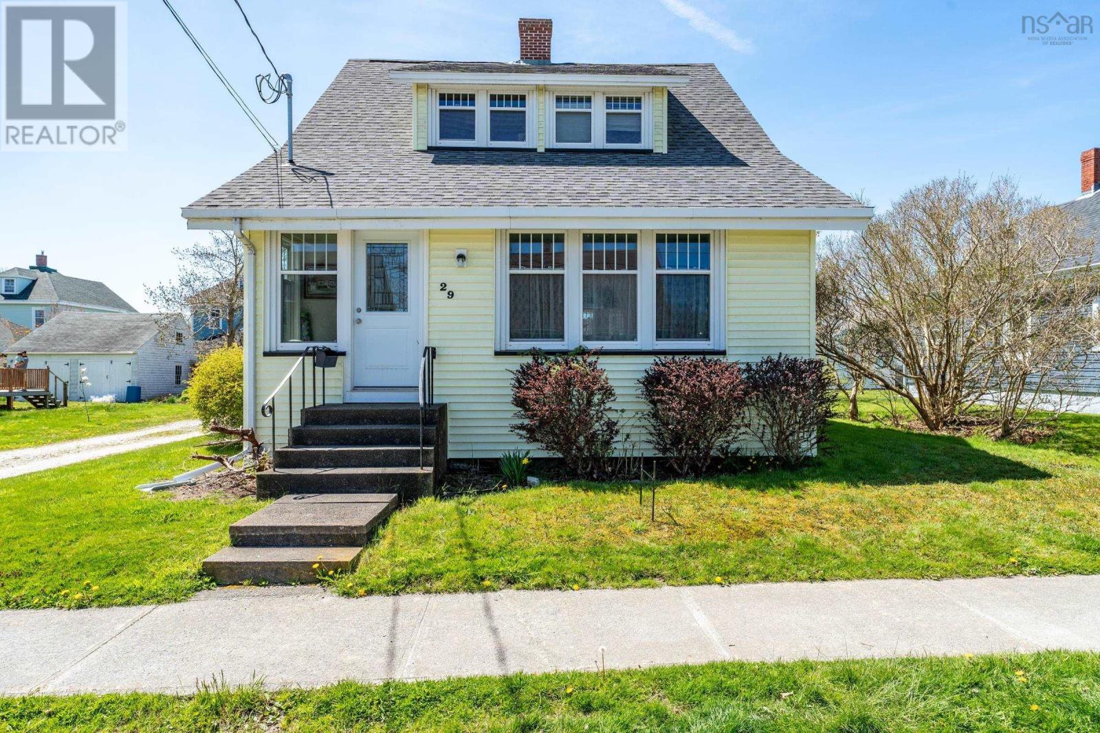 29 Porter Street, Yarmouth, Nova Scotia  B5A 2Y7 - Photo 1 - 202402407