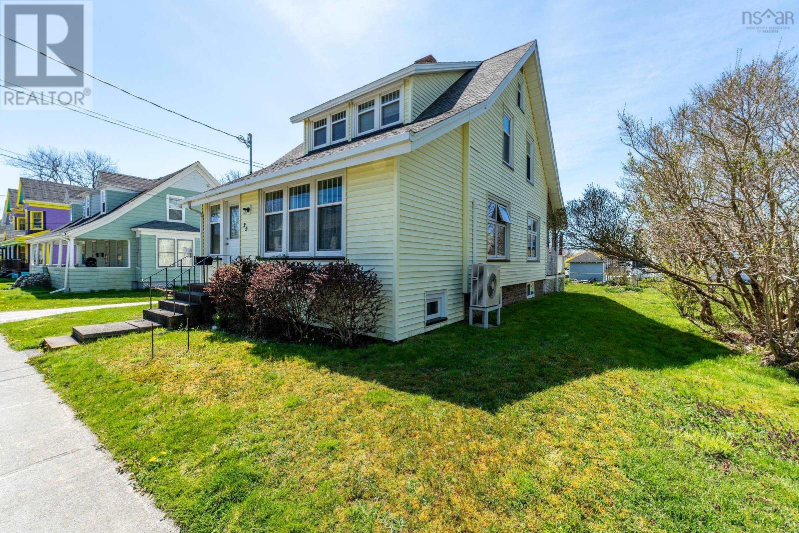 29 Porter Street, Yarmouth, Nova Scotia  B5A 2Y7 - Photo 2 - 202402407
