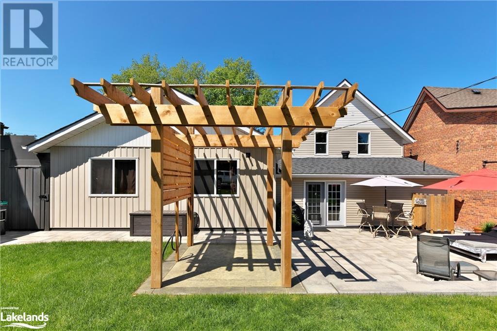 17 Peel Street, Penetanguishene, Ontario  L9M 1A5 - Photo 4 - 40537079