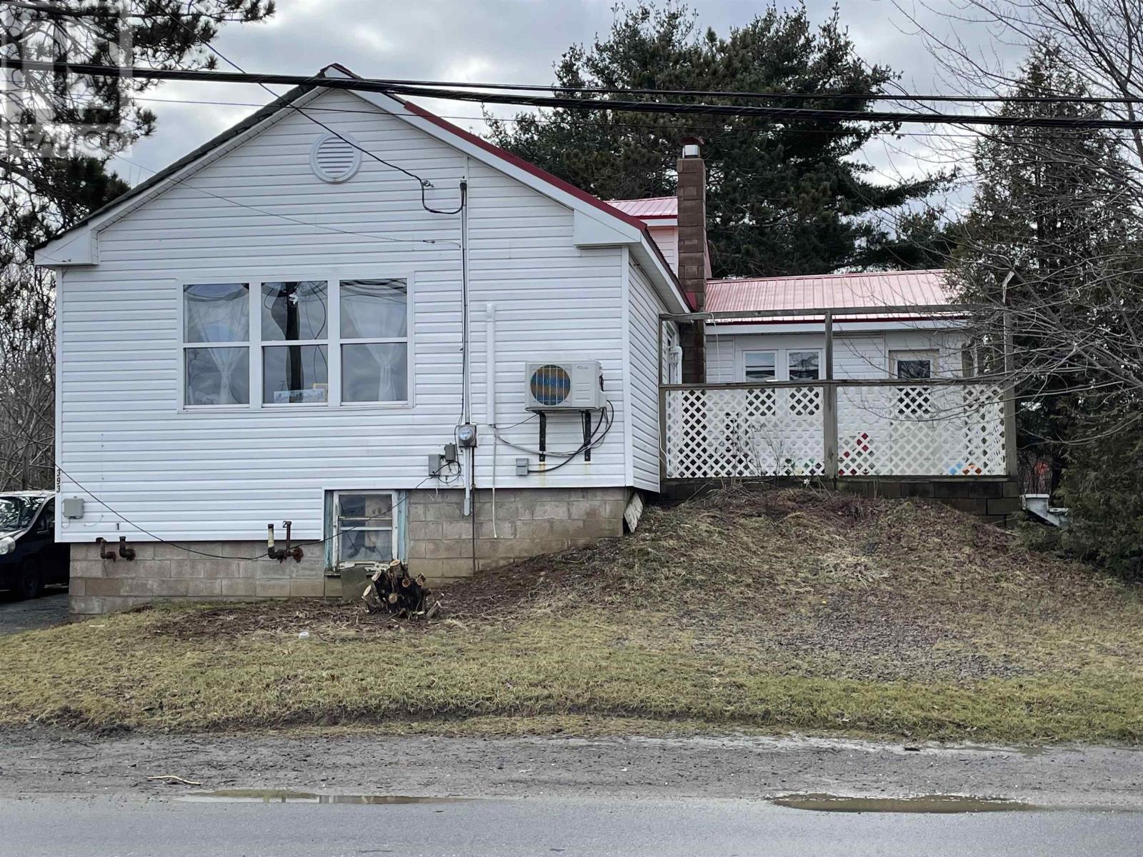 393 St. Phillips Street, Bridgewater, Nova Scotia  B4V 1W7 - Photo 1 - 202402460