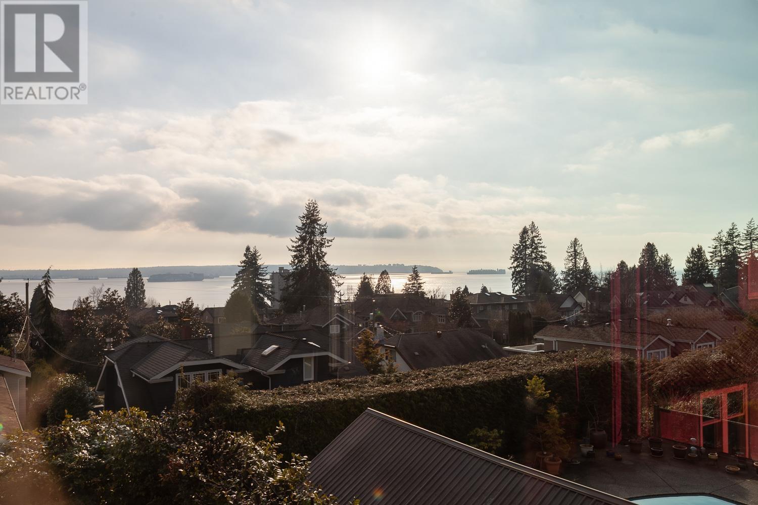 2302 Lawson Avenue, West Vancouver, British Columbia  V7V 2E6 - Photo 2 - R2848569