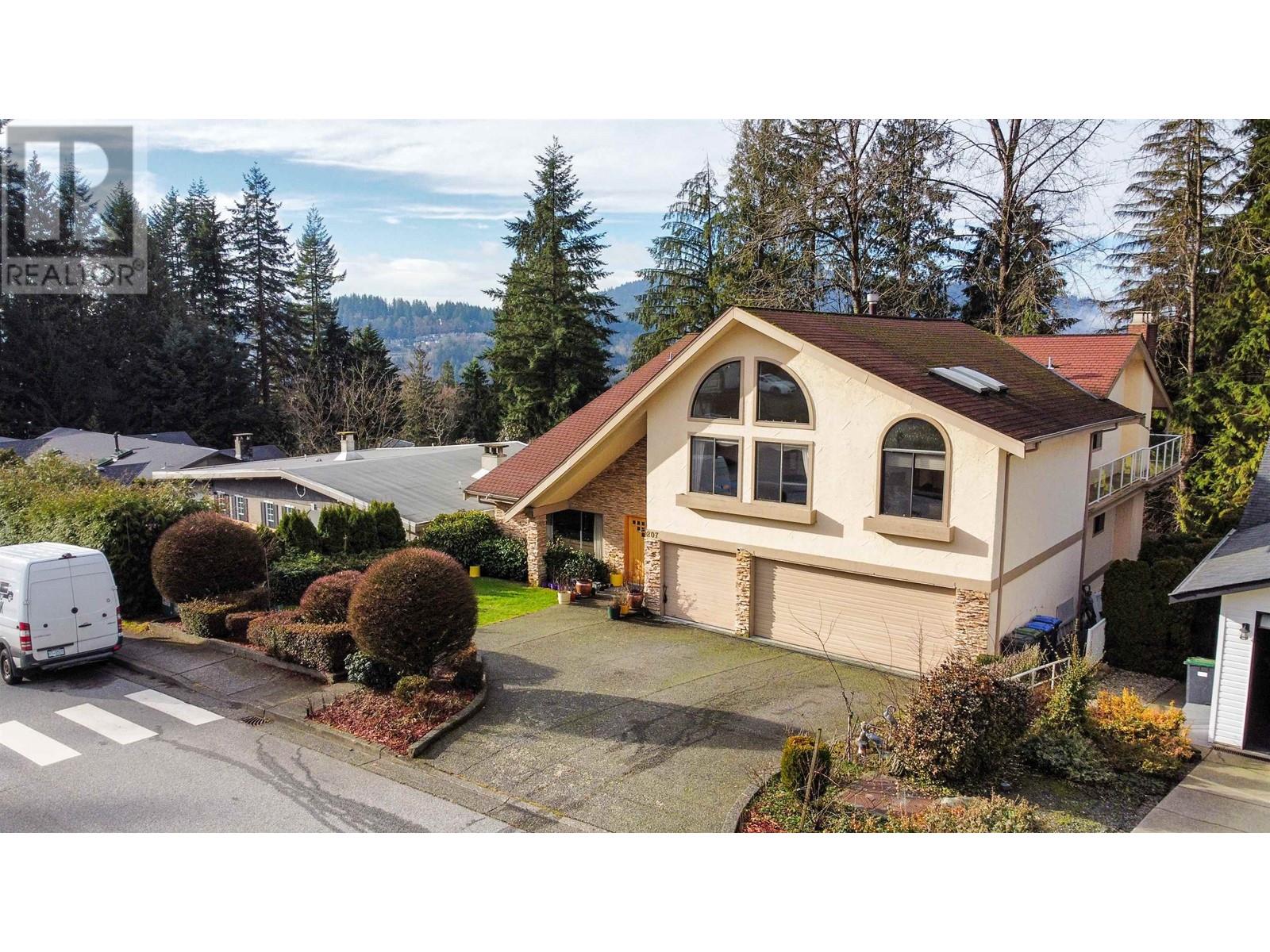 207 April Road, Port Moody, British Columbia  V3H 3V3 - Photo 2 - R2849251