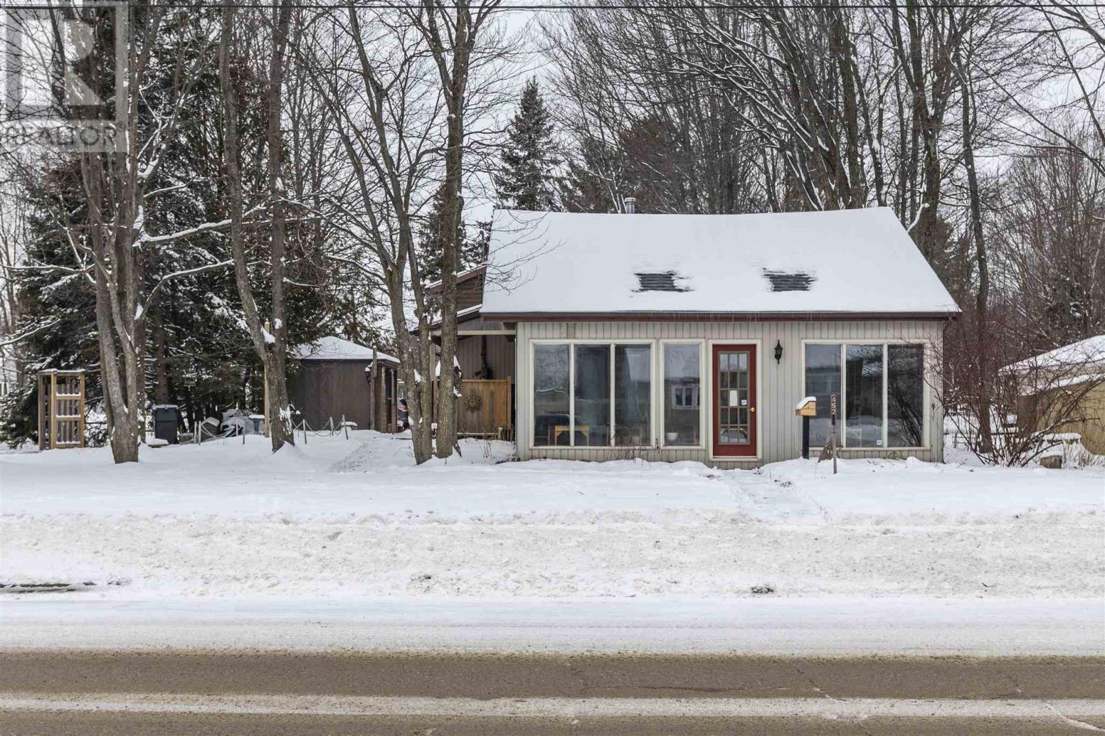 452 Chambers Ave, Sault Ste. Marie, Ontario  P6A 4W7 - Photo 1 - SM240079