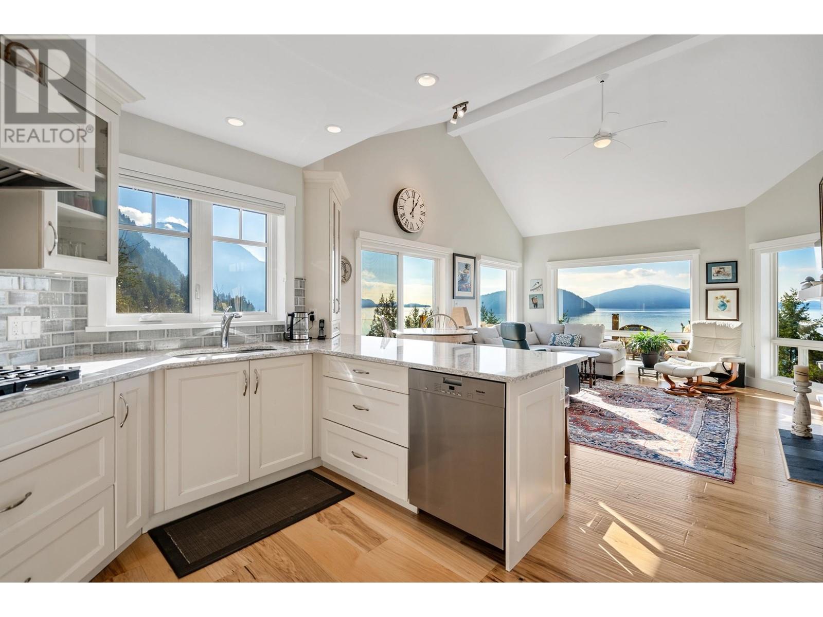 70 Sweetwater Place, Lions Bay, British Columbia  V0N 2E0 - Photo 11 - R2849376