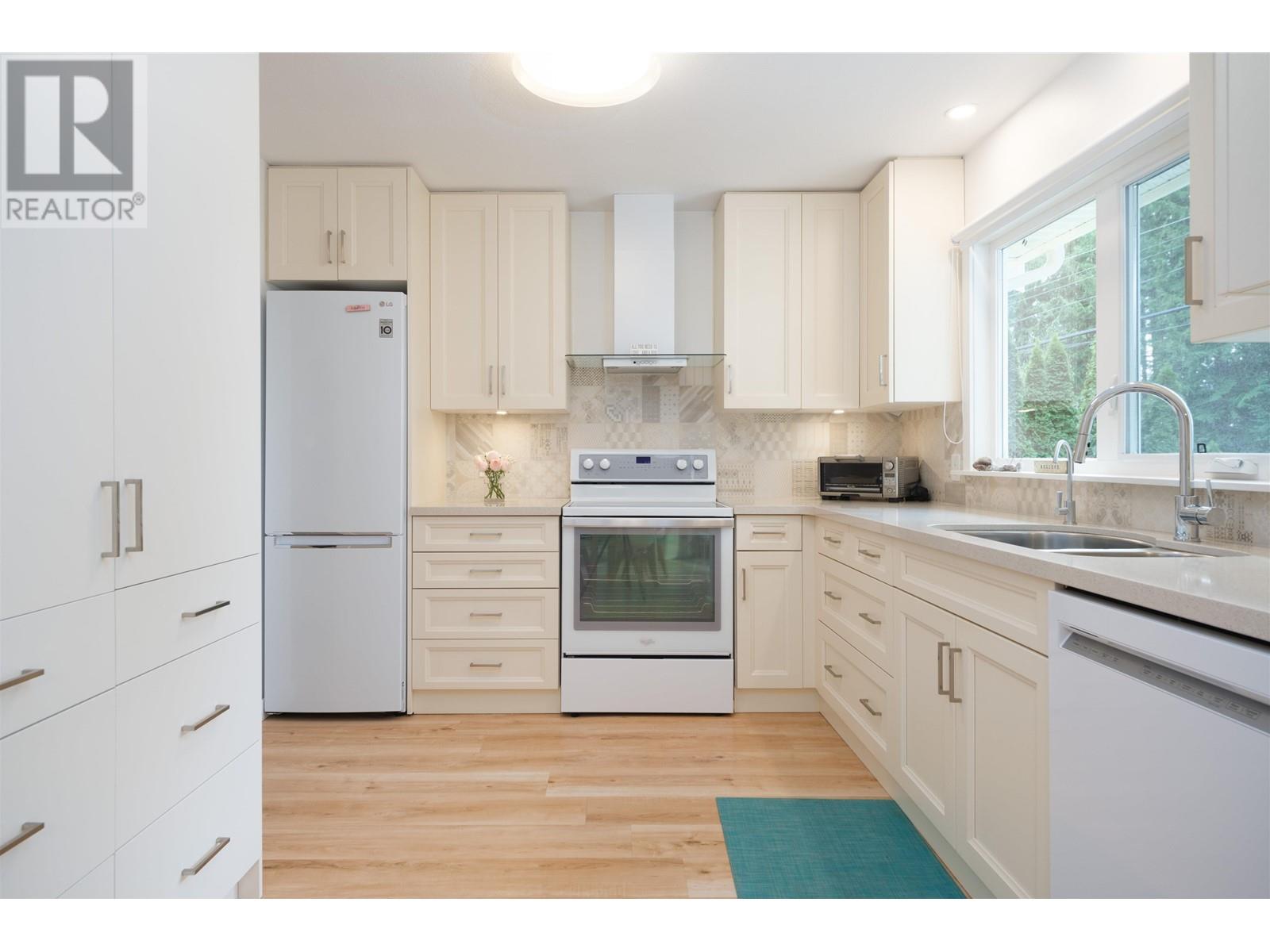 8594 Redrooffs Road, Halfmoon Bay, British Columbia  V7Z 1A9 - Photo 8 - R2849604