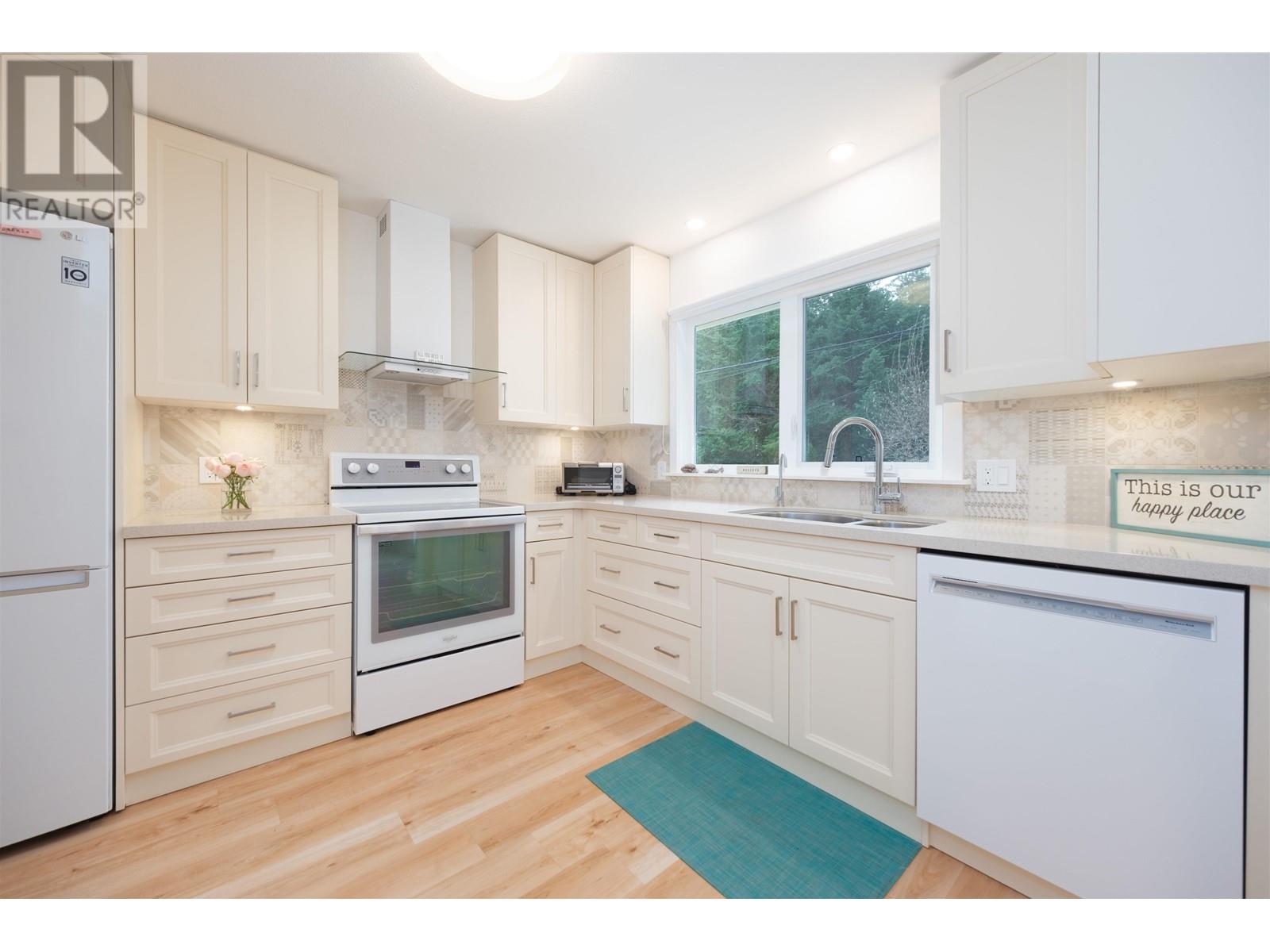 8594 Redrooffs Road, Halfmoon Bay, British Columbia  V7Z 1A9 - Photo 9 - R2849604