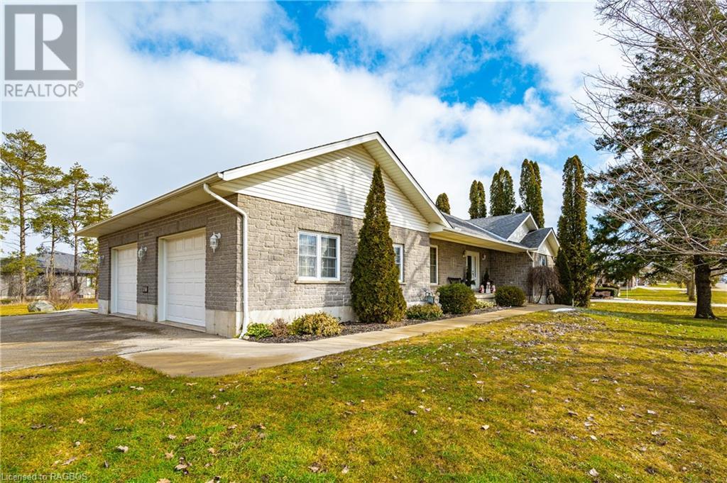 350 E Wellington Street, Mount Forest, Ontario  N0G 2L2 - Photo 3 - 40541039
