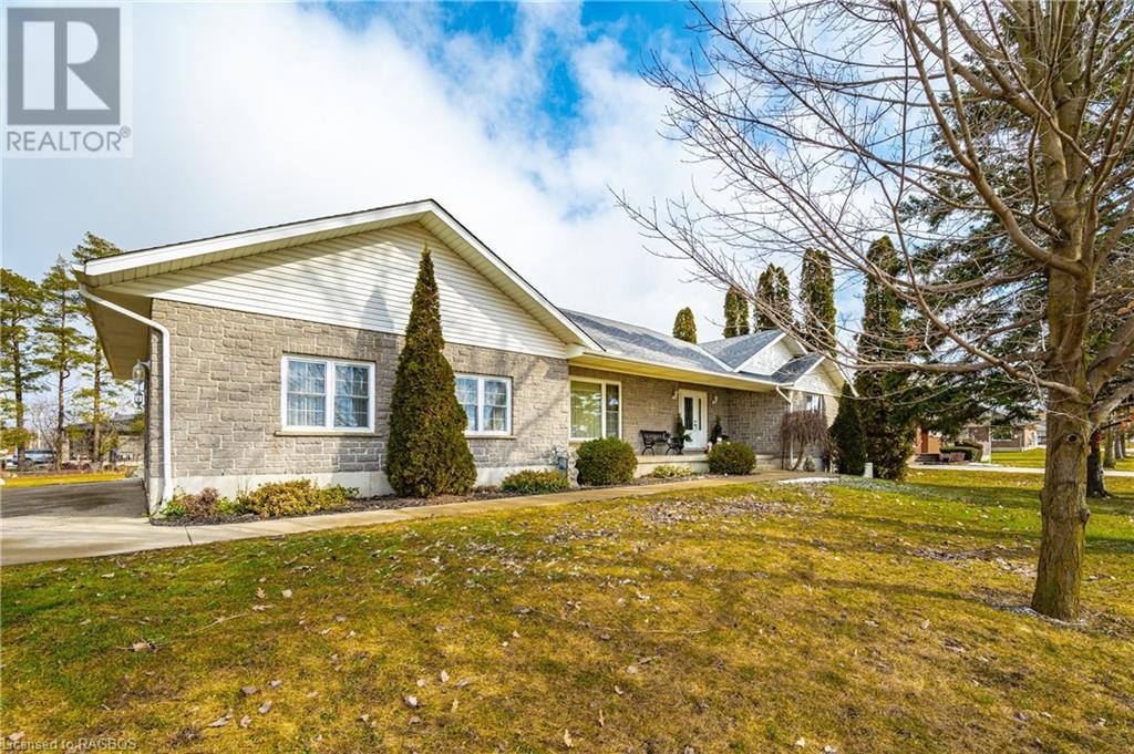 350 E Wellington Street, Mount Forest, Ontario  N0G 2L2 - Photo 1 - 40541039