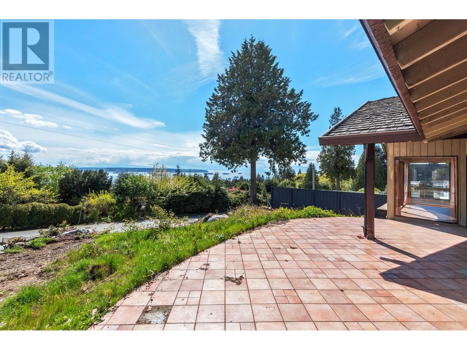 1915 12th Street, West Vancouver, British Columbia  V7S 2T1 - Photo 2 - R2850280
