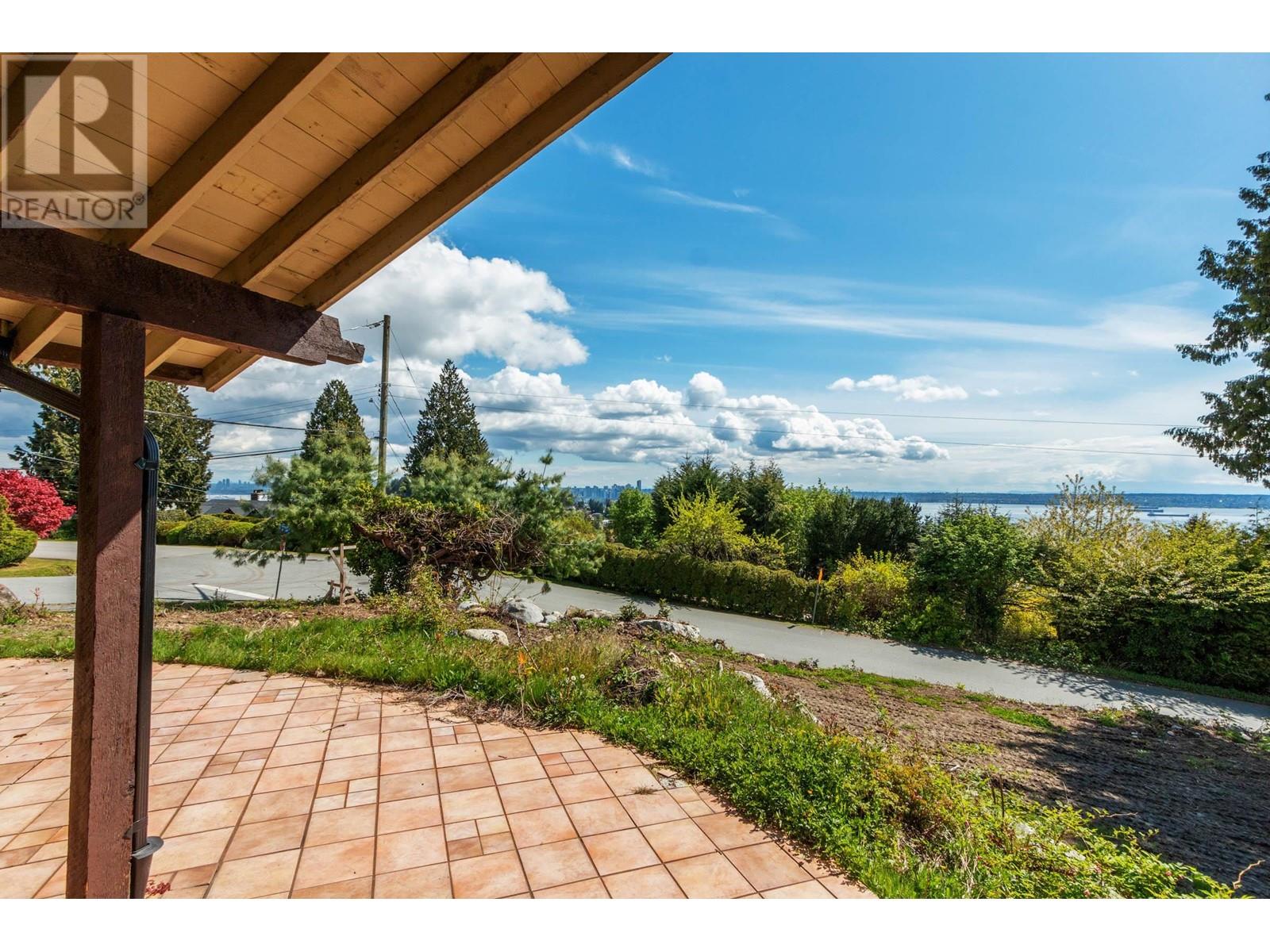 1915 12th Street, West Vancouver, British Columbia  V7S 2T1 - Photo 3 - R2850280