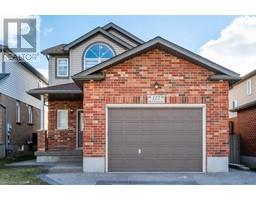 122 PEACH BLOSSOM Crescent 333 - Laurentian Hills/Country Hills W
