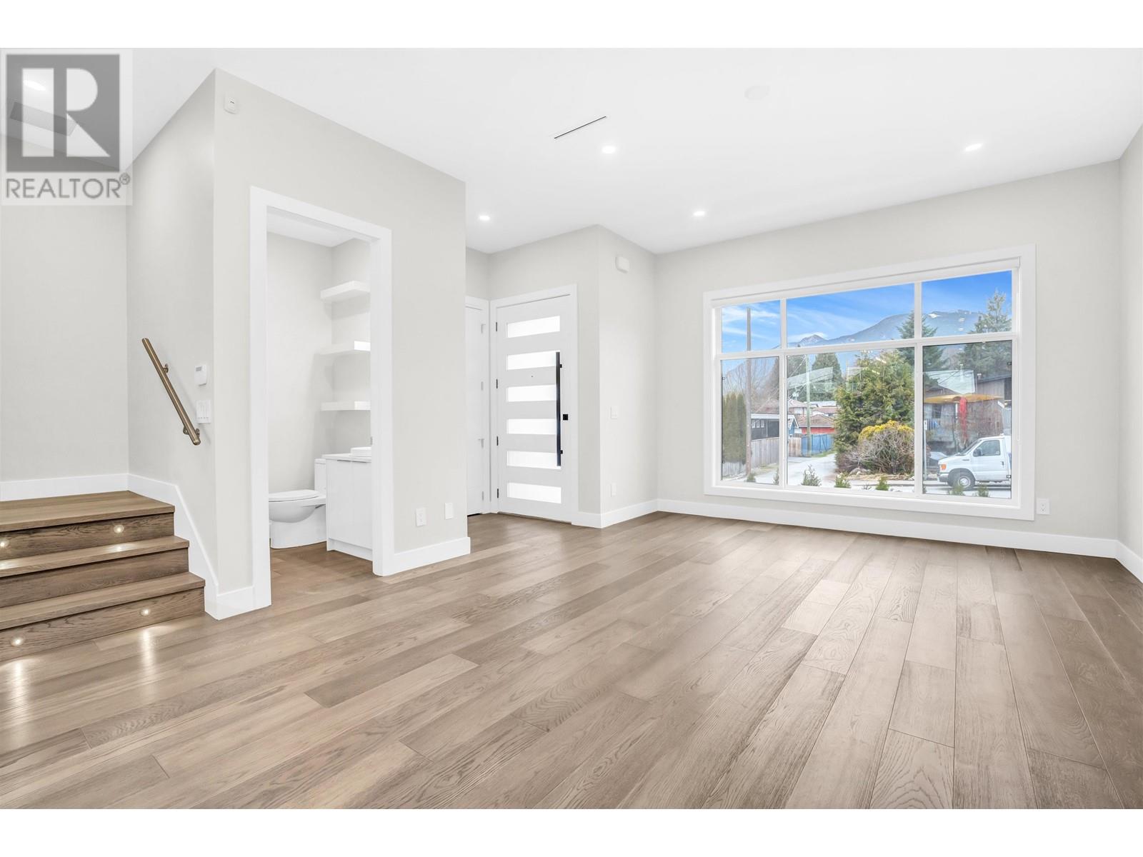 251 W 18th Street, North Vancouver, British Columbia  V7M 1W7 - Photo 10 - R2851425