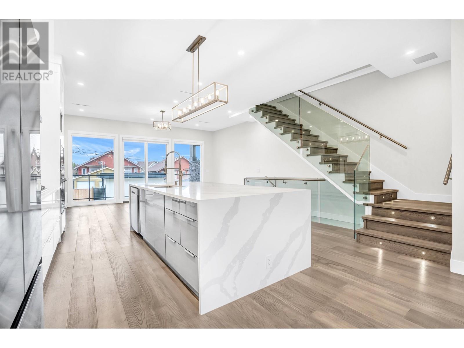251 W 18th Street, North Vancouver, British Columbia  V7M 1W7 - Photo 2 - R2851425