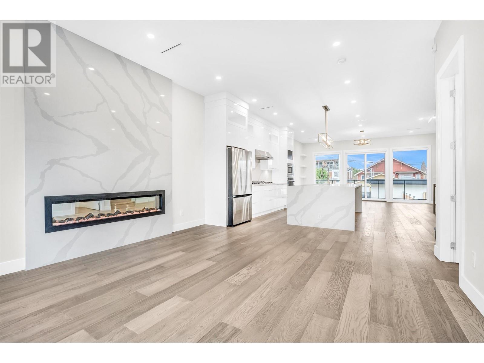 251 W 18th Street, North Vancouver, British Columbia  V7M 1W7 - Photo 3 - R2851425