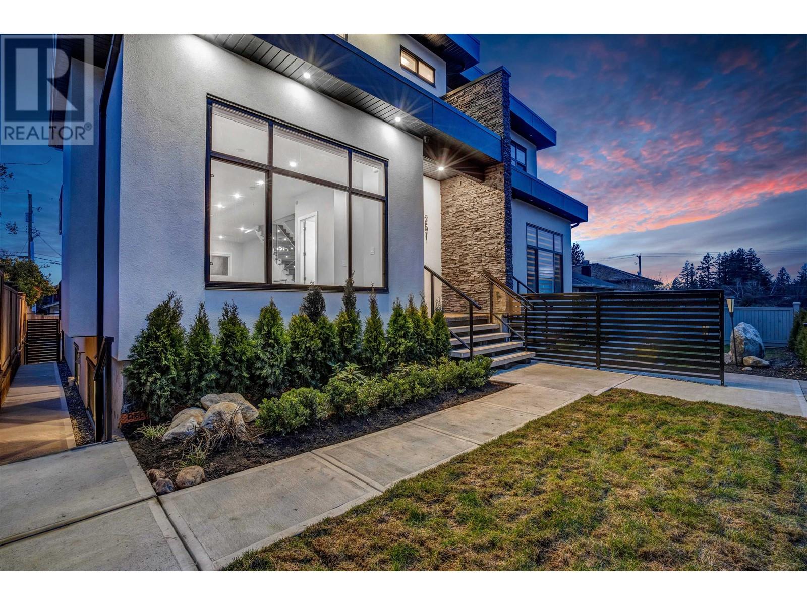 251 W 18th Street, North Vancouver, British Columbia  V7M 1W7 - Photo 35 - R2851425