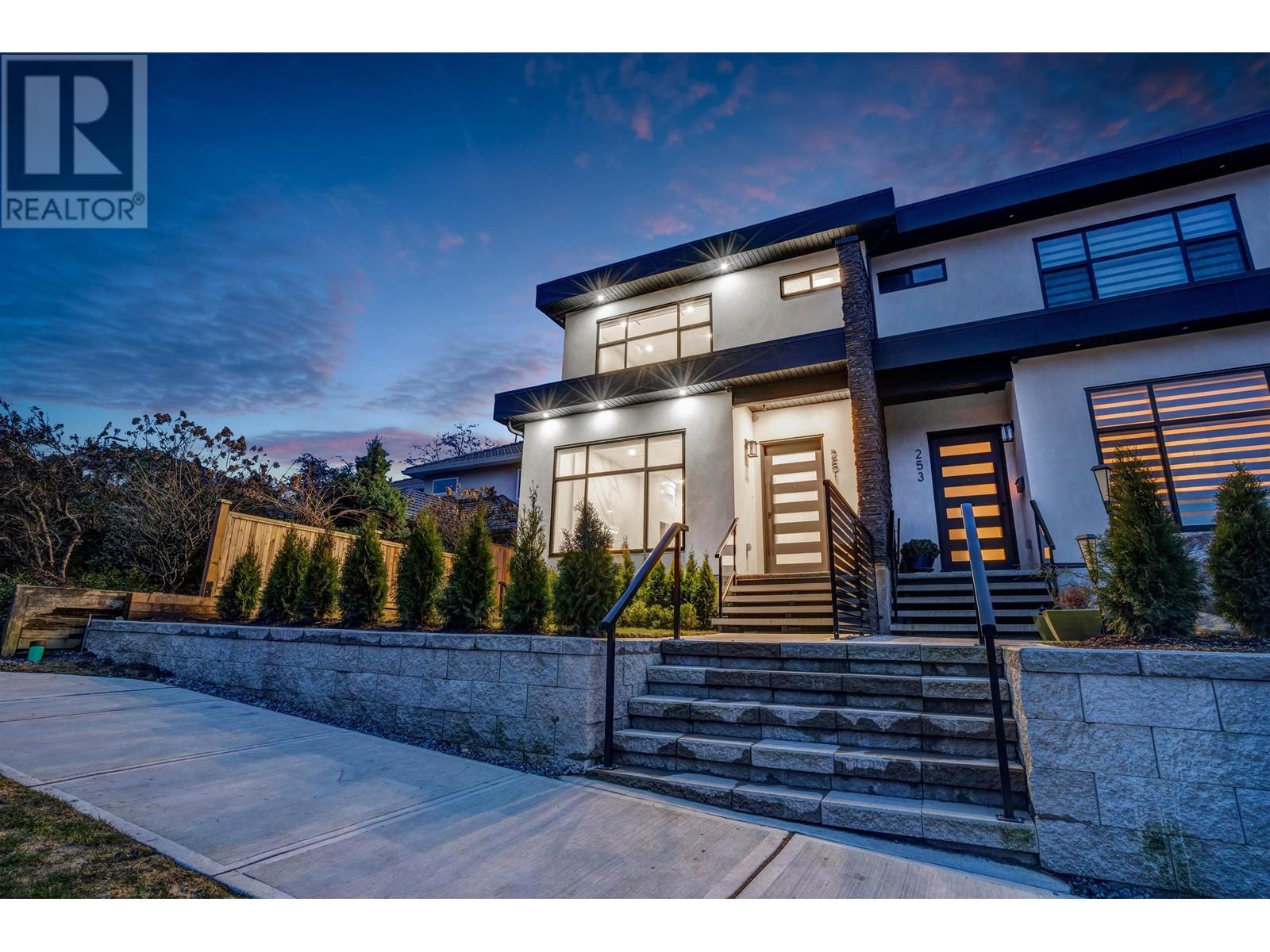 251 W 18th Street, North Vancouver, British Columbia  V7M 1W7 - Photo 36 - R2851425