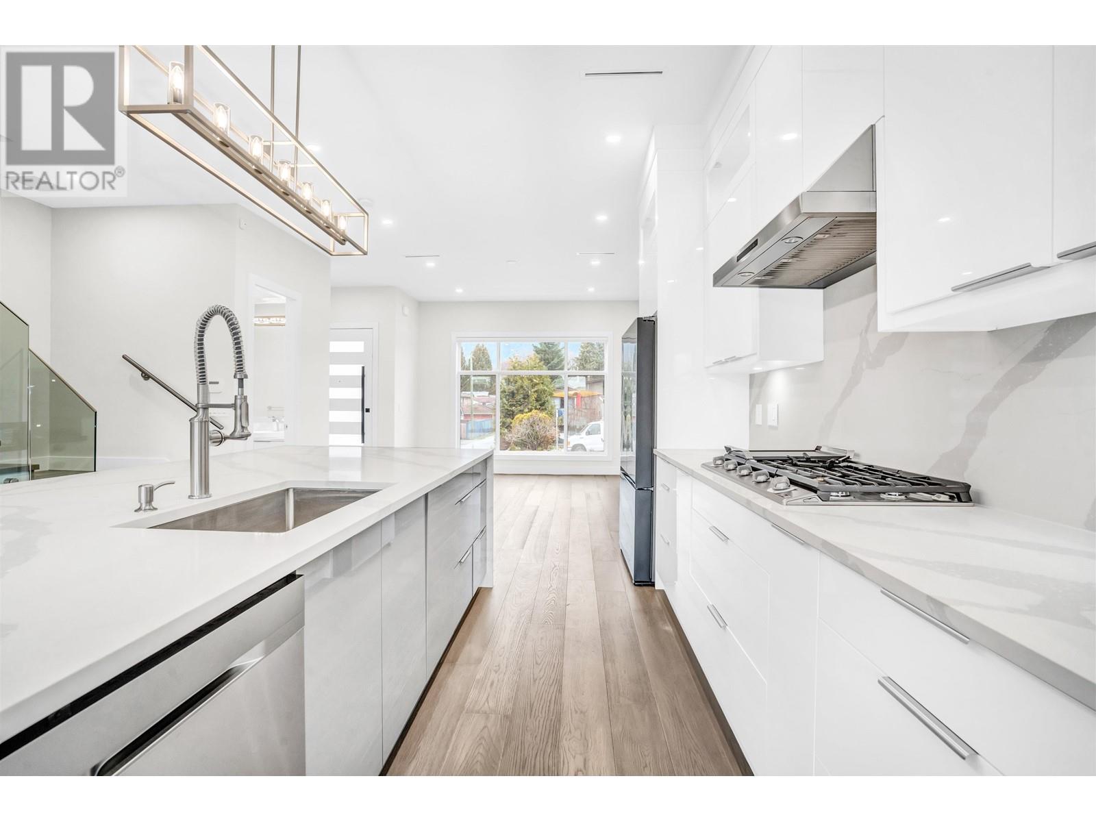 251 W 18th Street, North Vancouver, British Columbia  V7M 1W7 - Photo 4 - R2851425