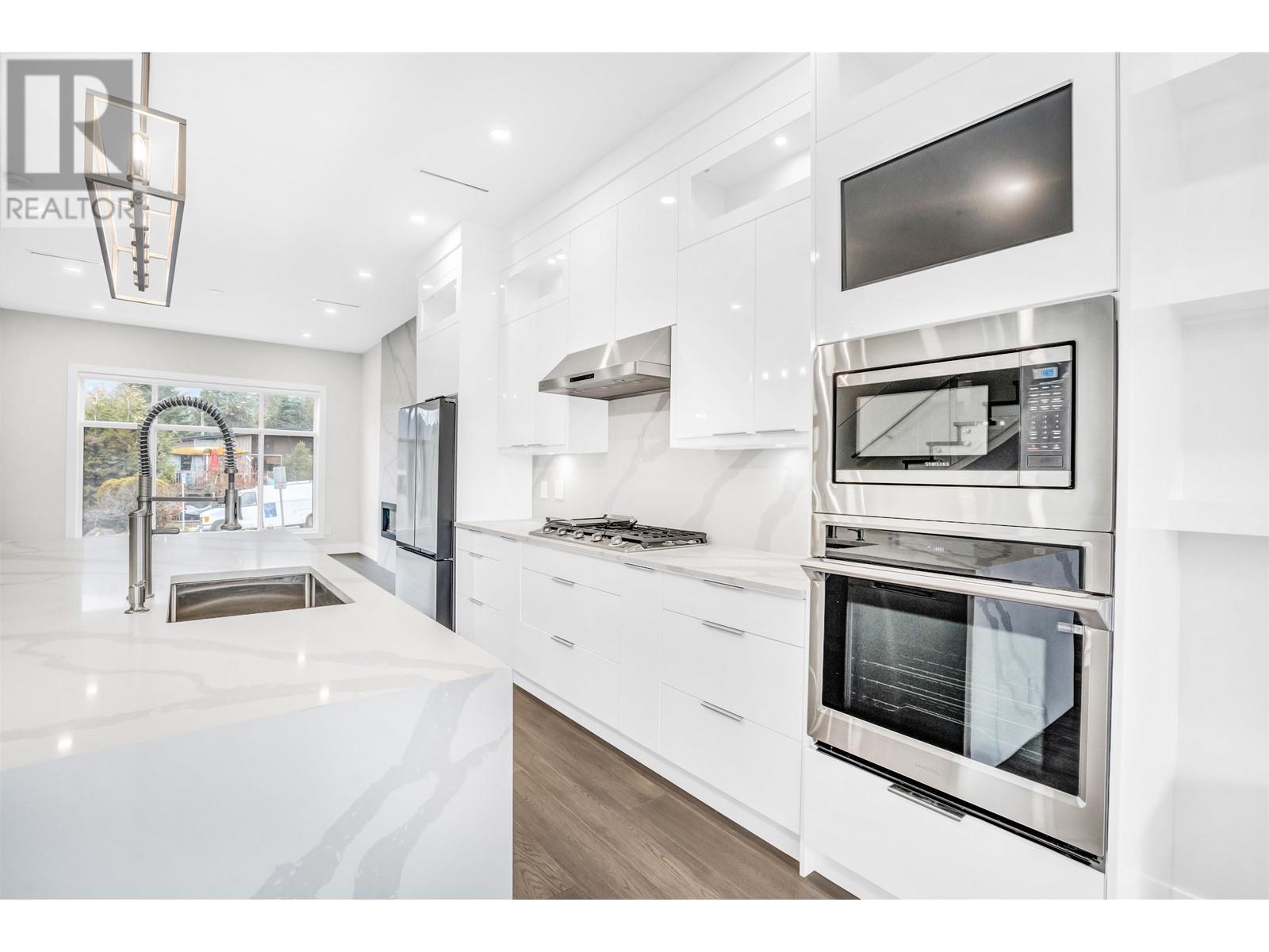 251 W 18th Street, North Vancouver, British Columbia  V7M 1W7 - Photo 5 - R2851425