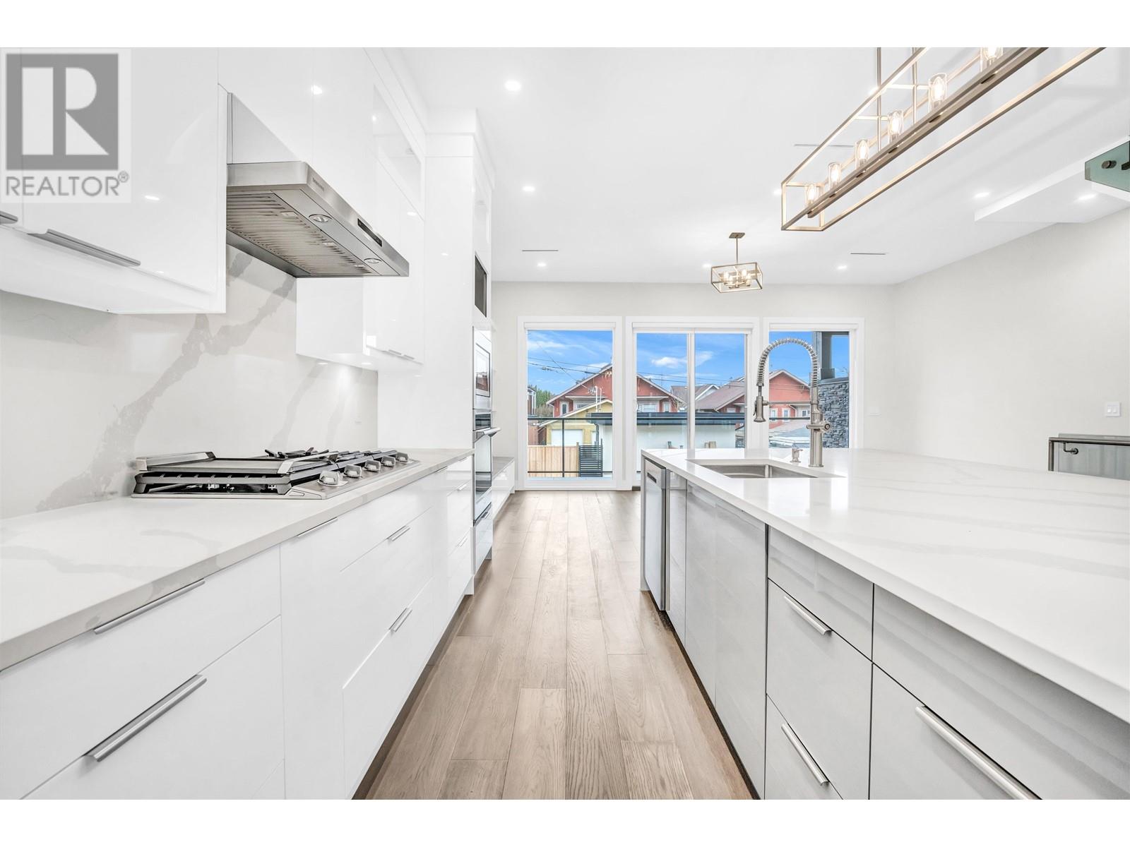 251 W 18th Street, North Vancouver, British Columbia  V7M 1W7 - Photo 6 - R2851425