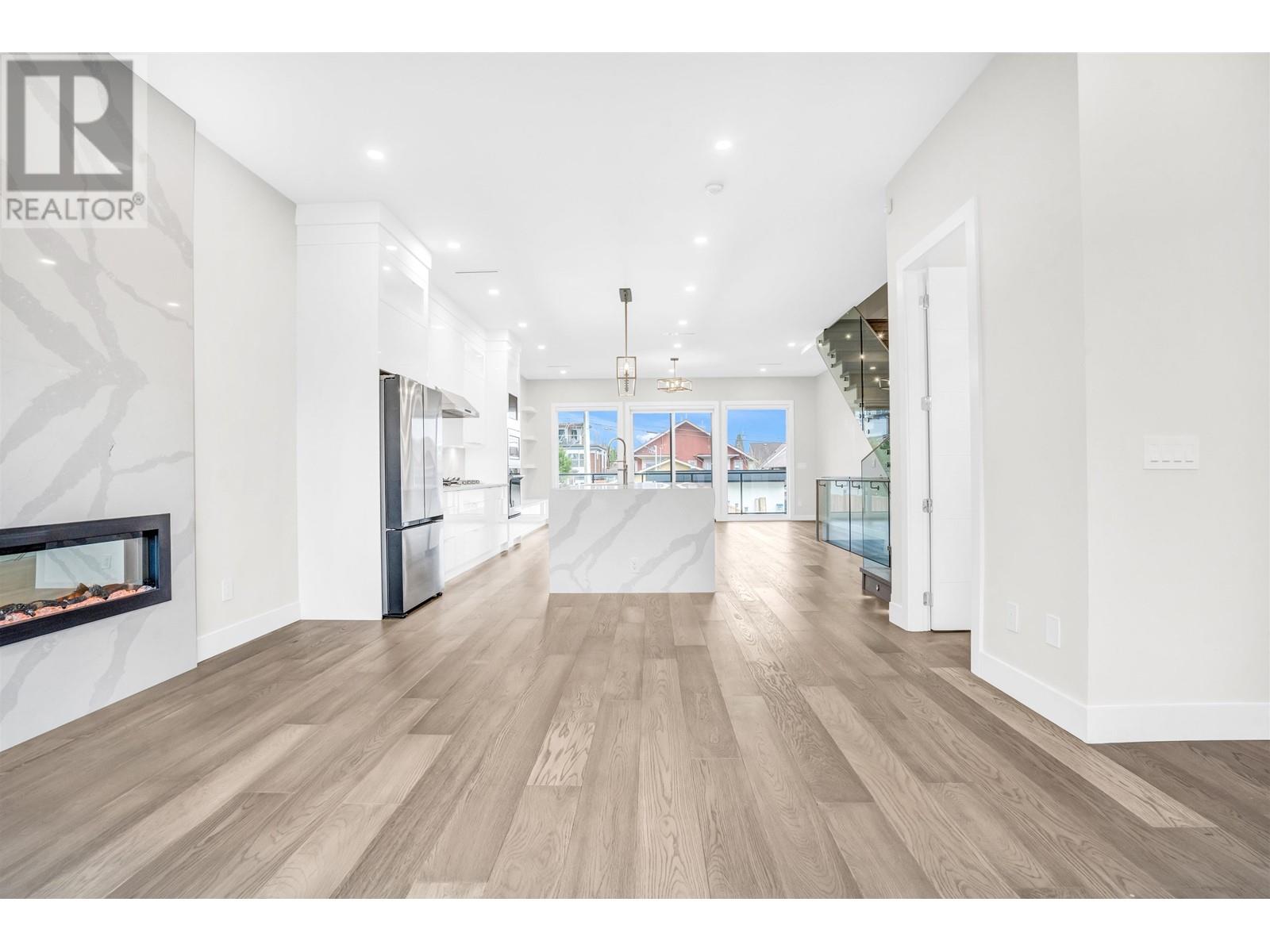 251 W 18th Street, North Vancouver, British Columbia  V7M 1W7 - Photo 7 - R2851425