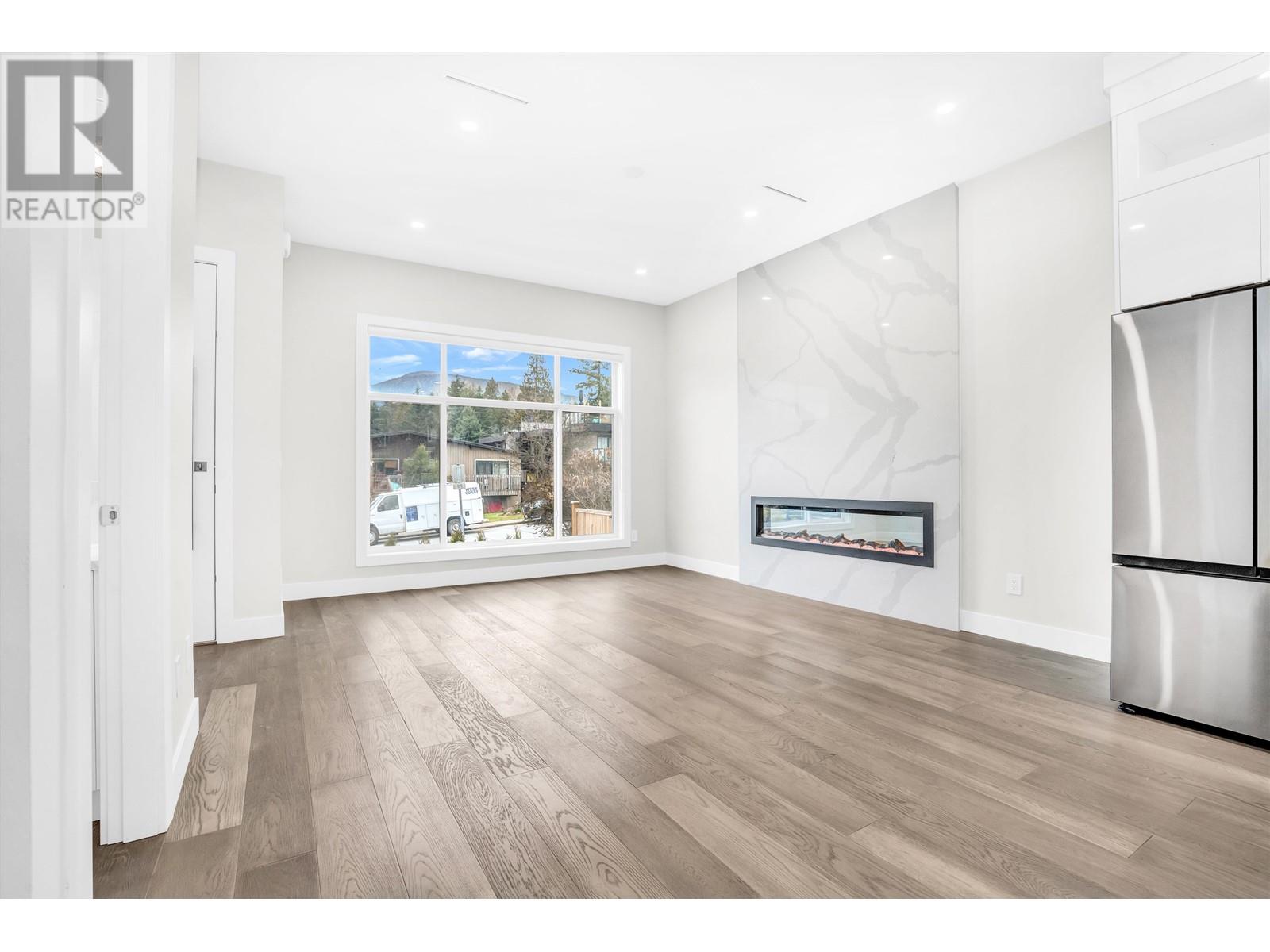 251 W 18th Street, North Vancouver, British Columbia  V7M 1W7 - Photo 8 - R2851425