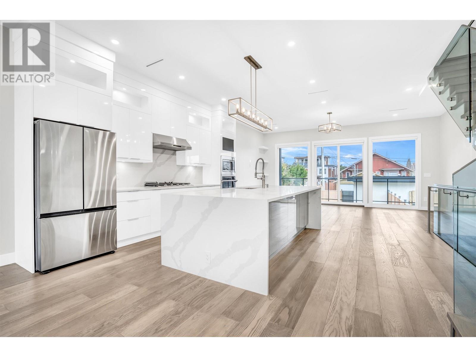 251 W 18th Street, North Vancouver, British Columbia  V7M 1W7 - Photo 9 - R2851425