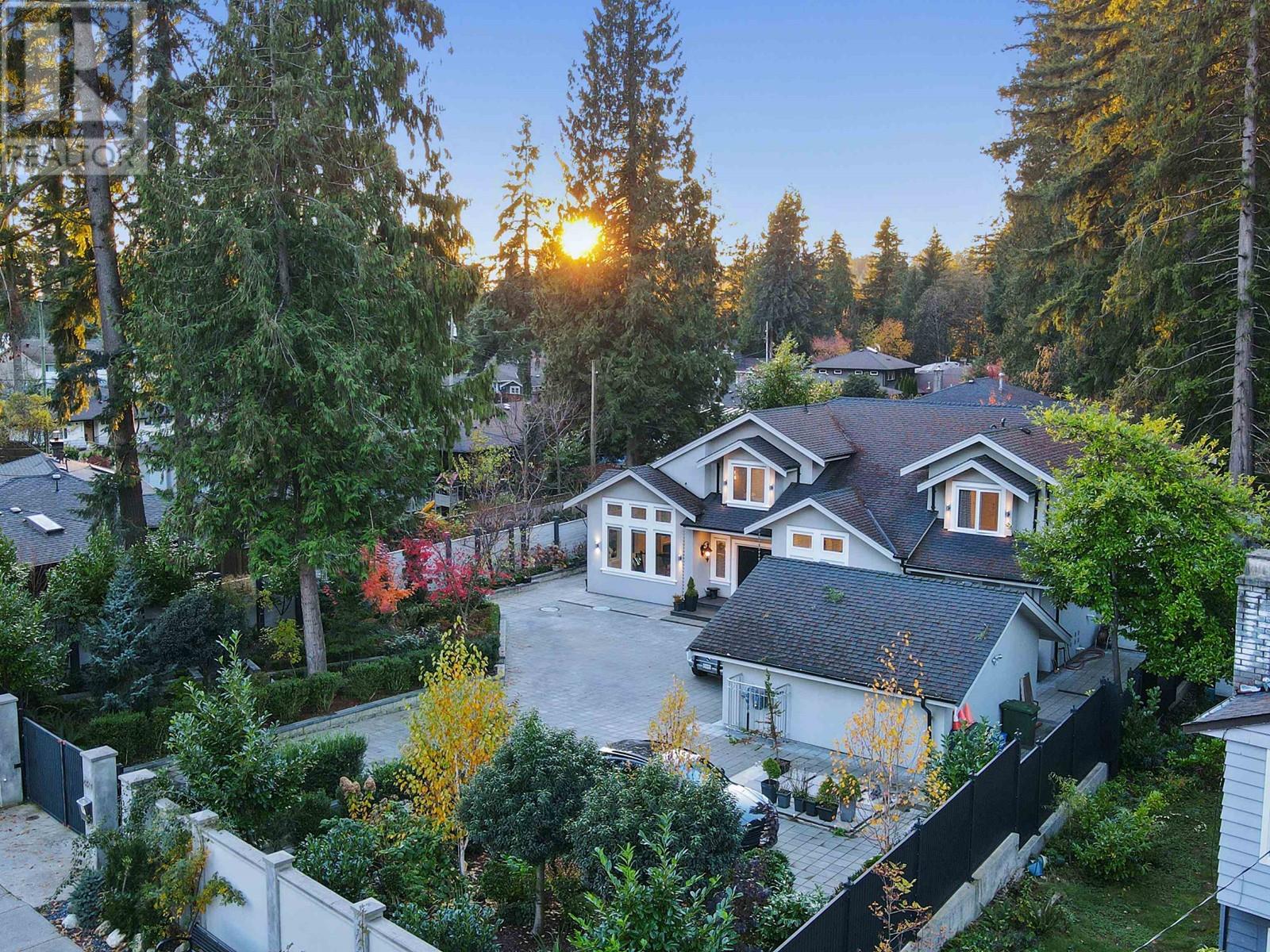 4511 Capilano Road, North Vancouver, British Columbia  V7R 4K2 - Photo 2 - R2851588