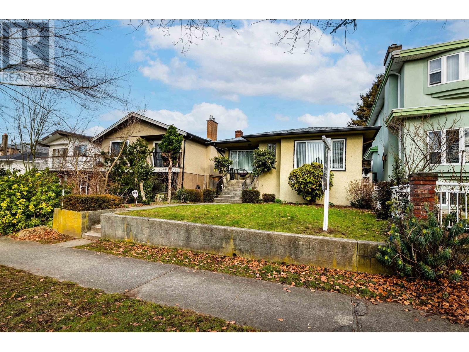Listing Picture 3 of 7 : 473 E 54TH AVENUE, Vancouver / 溫哥華 - 魯藝地產 Yvonne Lu Group - MLS Medallion Club Member