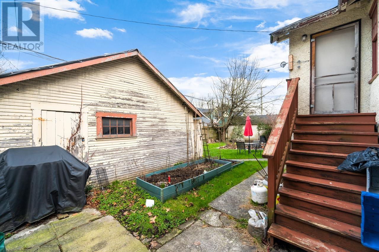 Listing Picture 2 of 27 : 1083 W 16TH AVENUE, Vancouver / 溫哥華 - 魯藝地產 Yvonne Lu Group - MLS Medallion Club Member