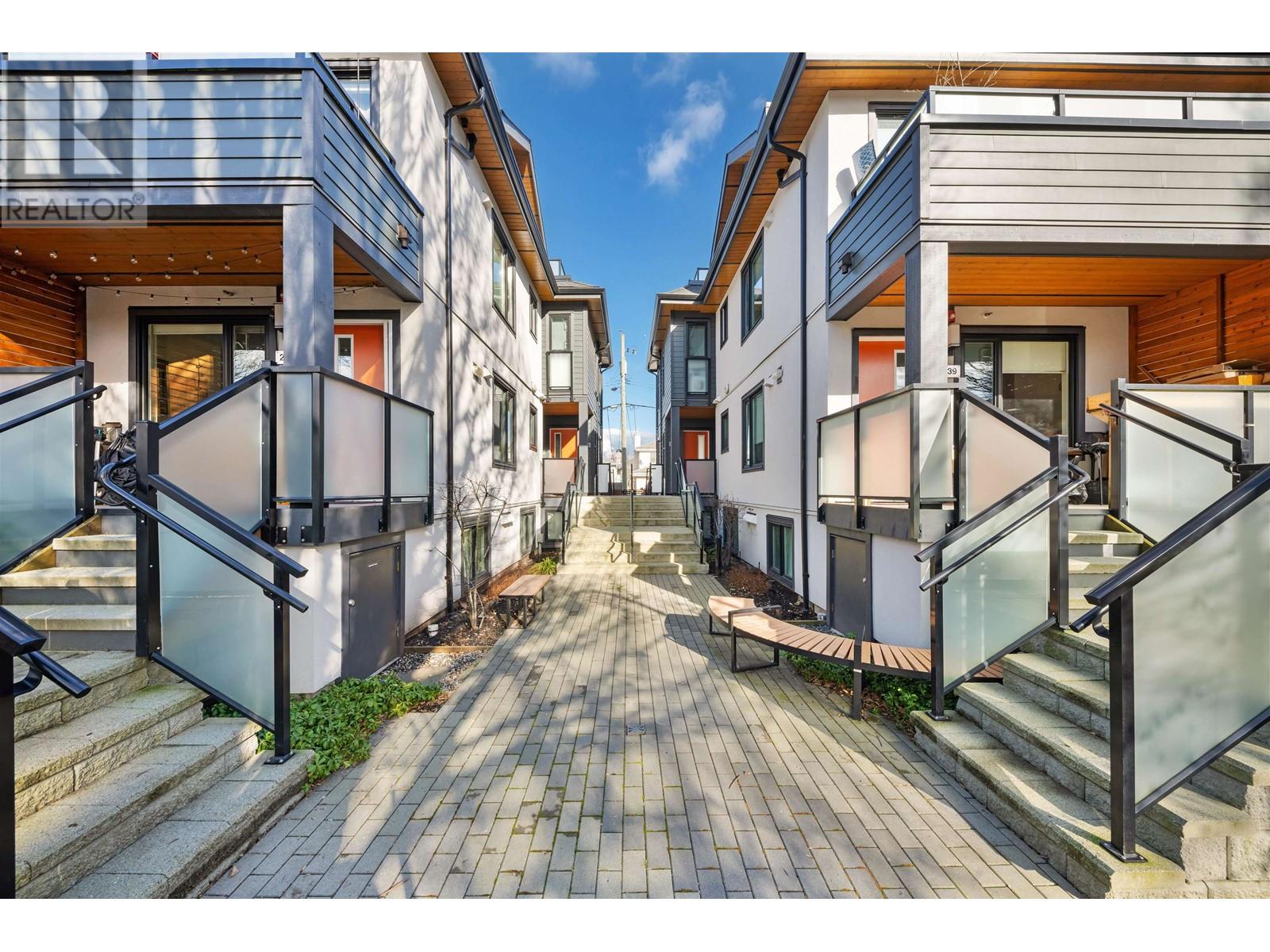 2735 Ward Street, Vancouver, British Columbia  V5R 4S6 - Photo 1 - R2852100