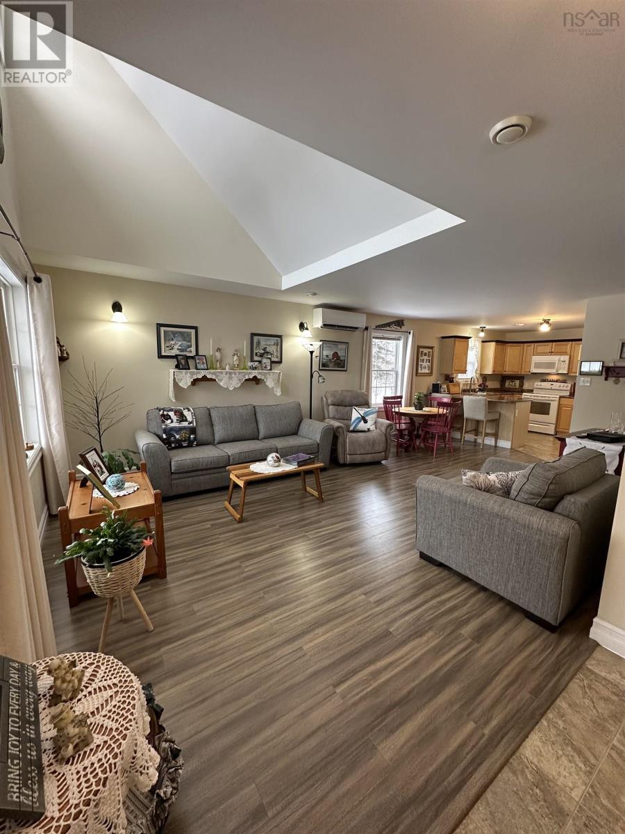 318 Victoria Road, Bridgewater, Nova Scotia  B4V 2P1 - Photo 4 - 202403307