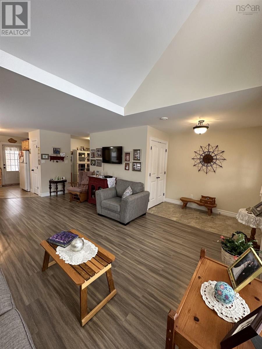 318 Victoria Road, Bridgewater, Nova Scotia  B4V 2P1 - Photo 6 - 202403307