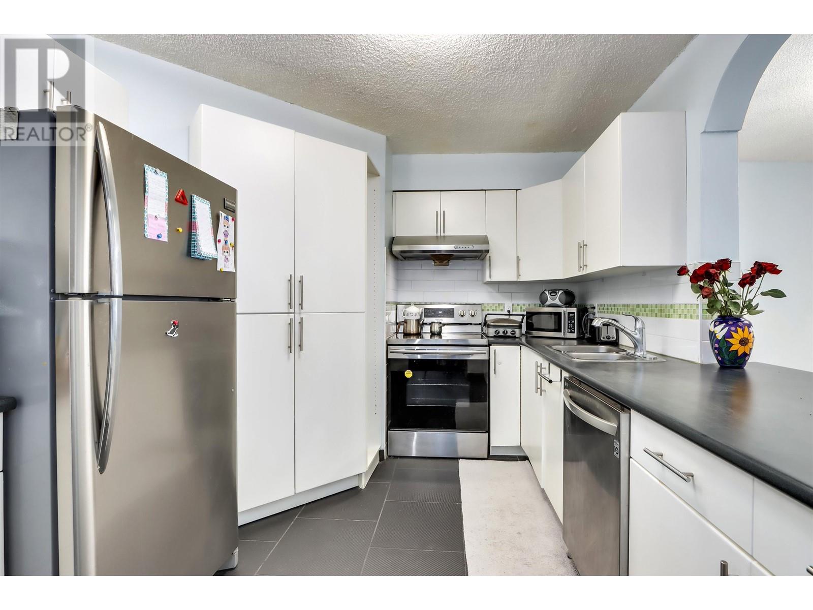 207 2024 Fullerton Avenue, North Vancouver, British Columbia  V7P 3G4 - Photo 2 - R2852494