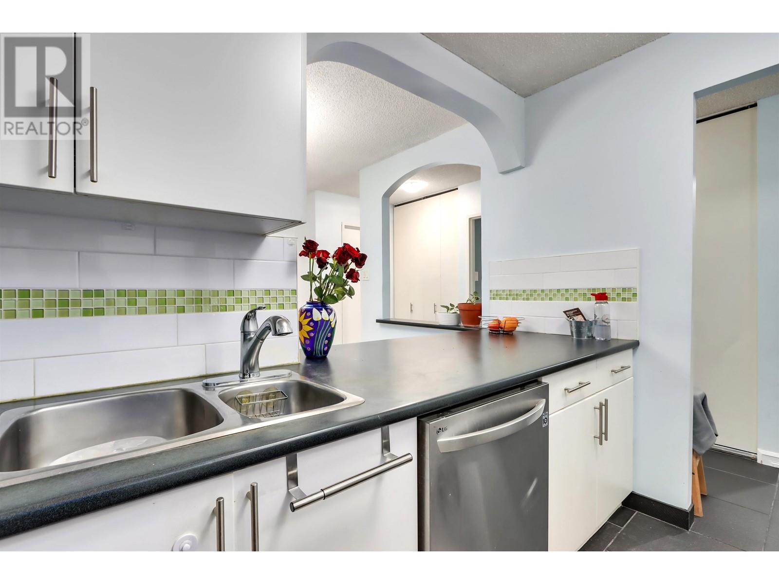 207 2024 Fullerton Avenue, North Vancouver, British Columbia V7P 3G4