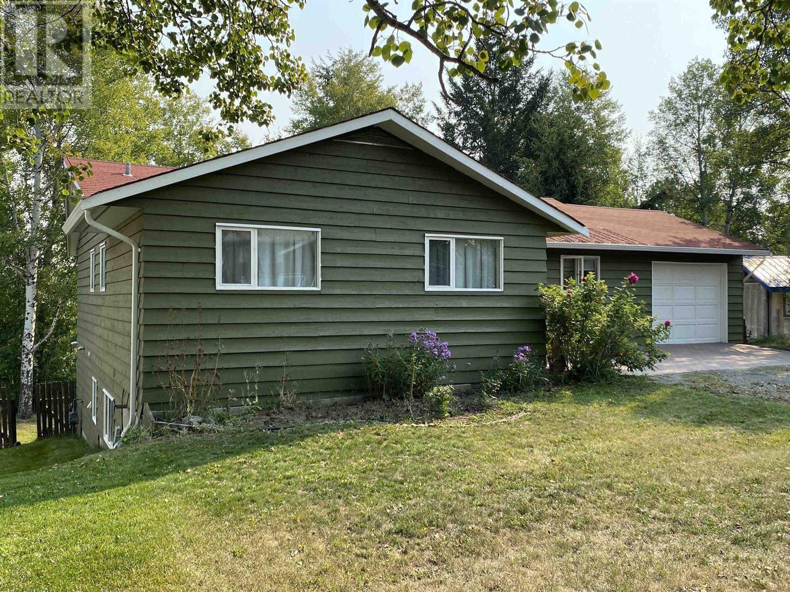 460 Birch Place, 100 Mile House, British Columbia  V0K 2E0 - Photo 4 - R2852638