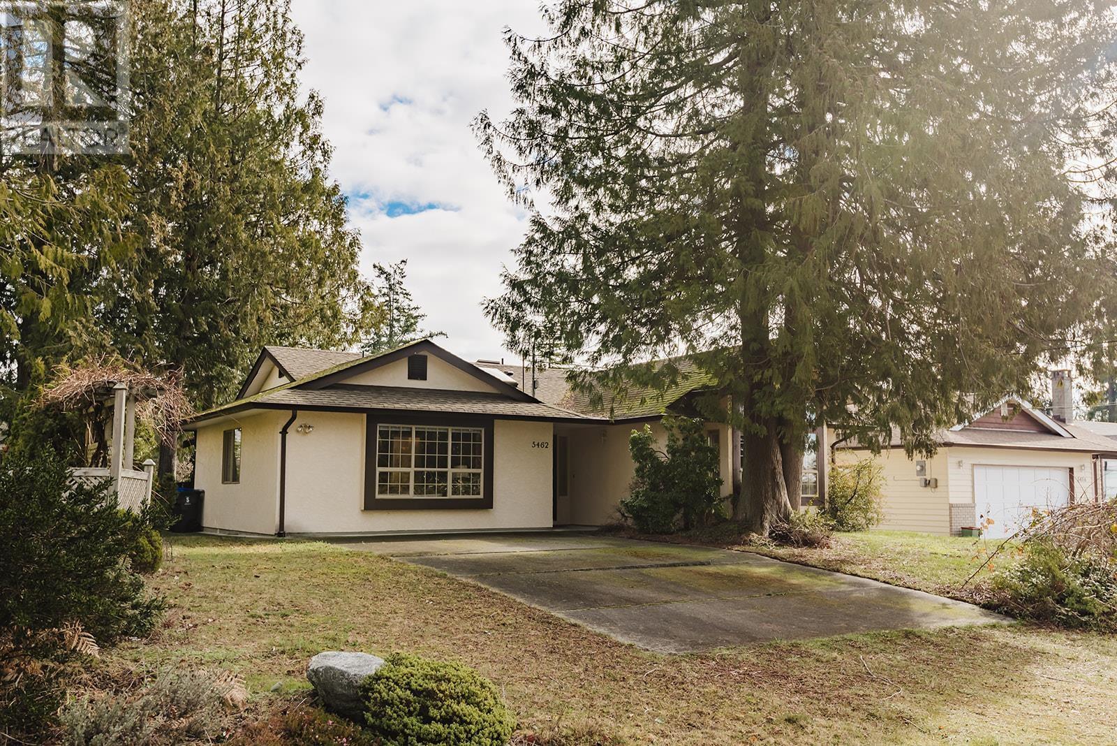 5462 Kensington Road, Sechelt, British Columbia  V7Z 0N9 - Photo 1 - R2852681
