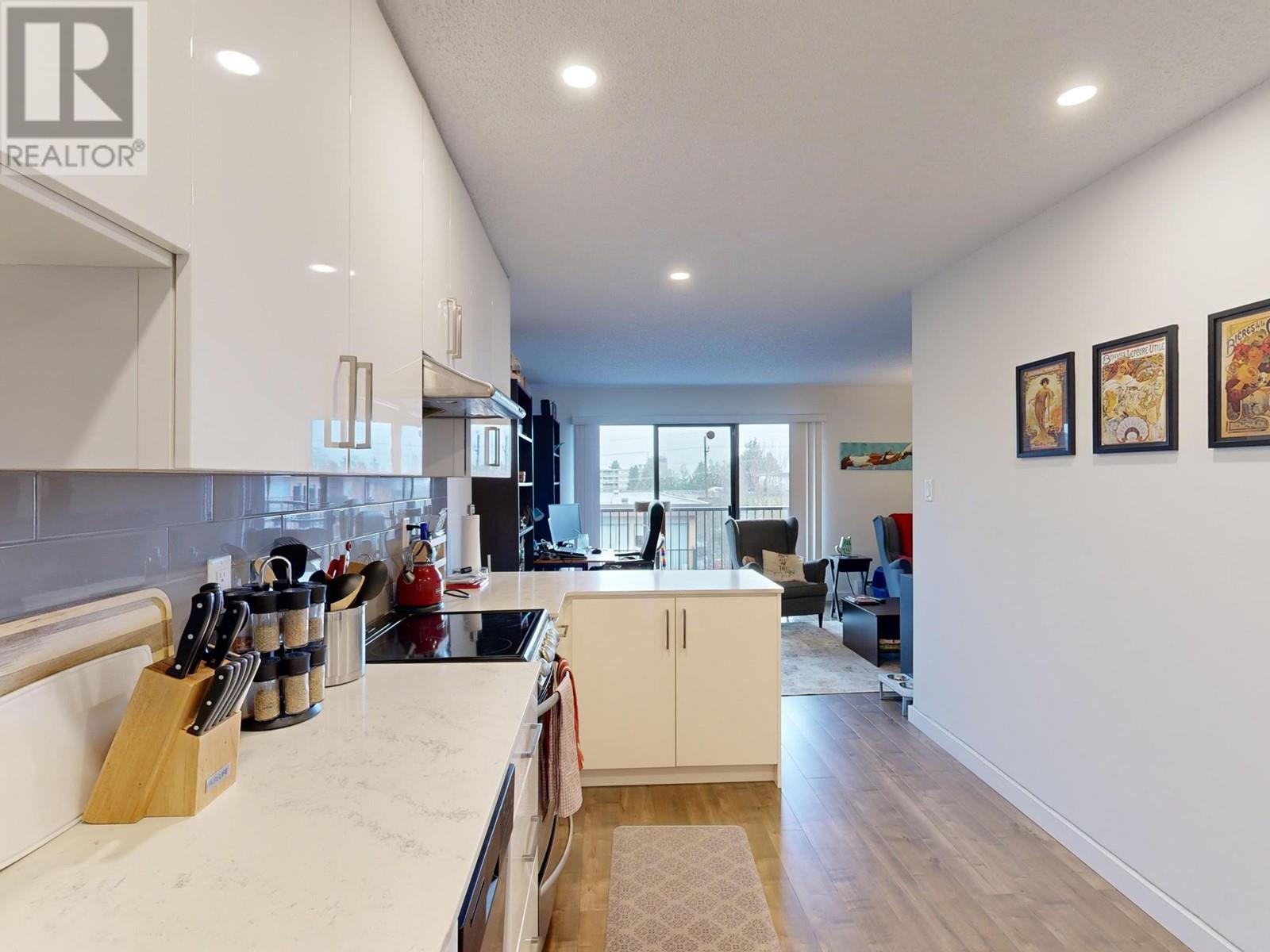 305 530 Ninth Street, New Westminster, British Columbia  V3M 3W5 - Photo 3 - R2852787