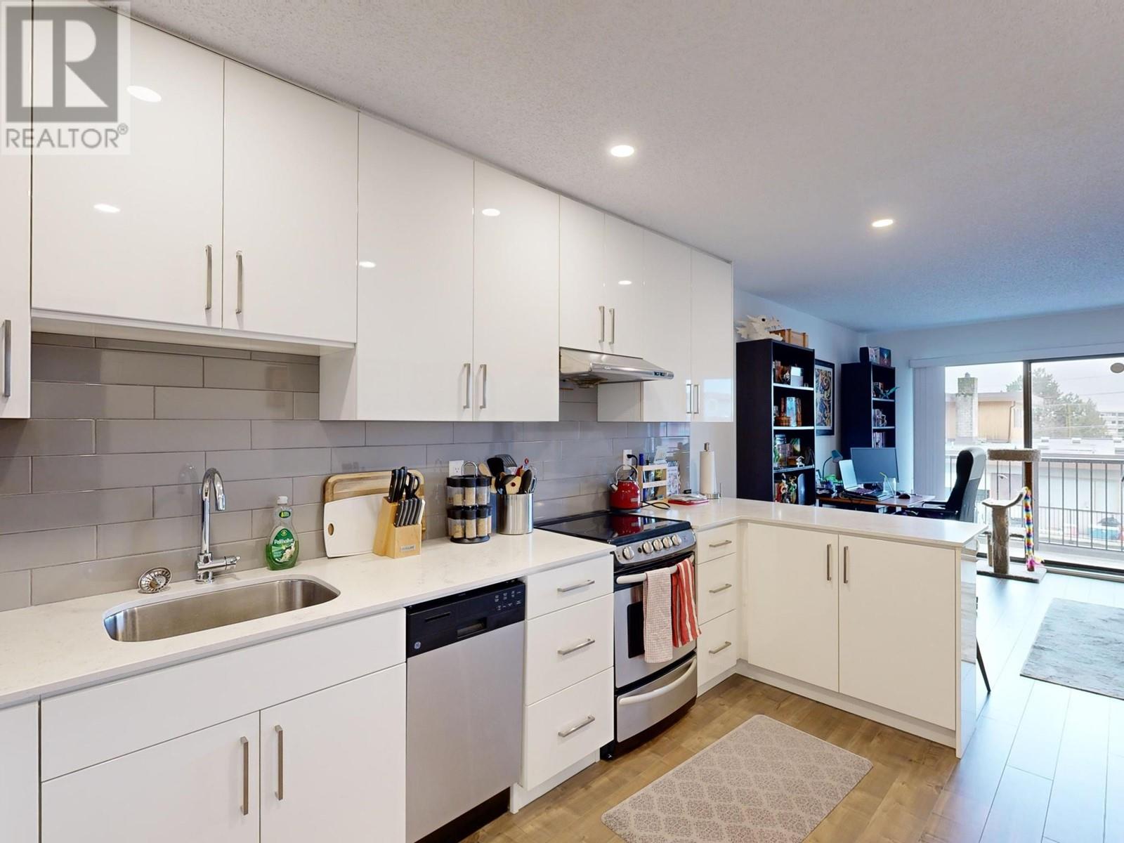 305 530 Ninth Street, New Westminster, British Columbia  V3M 3W5 - Photo 4 - R2852787