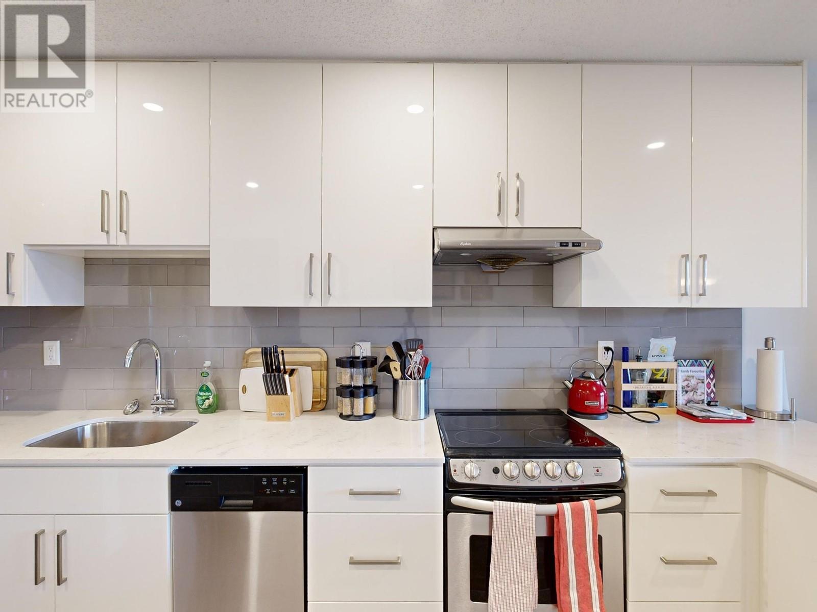 305 530 Ninth Street, New Westminster, British Columbia  V3M 3W5 - Photo 5 - R2852787
