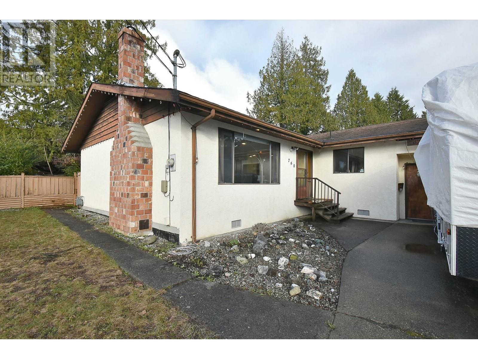 760 Brookside Place, Gibsons, British Columbia  V0N 1V9 - Photo 1 - R2853310