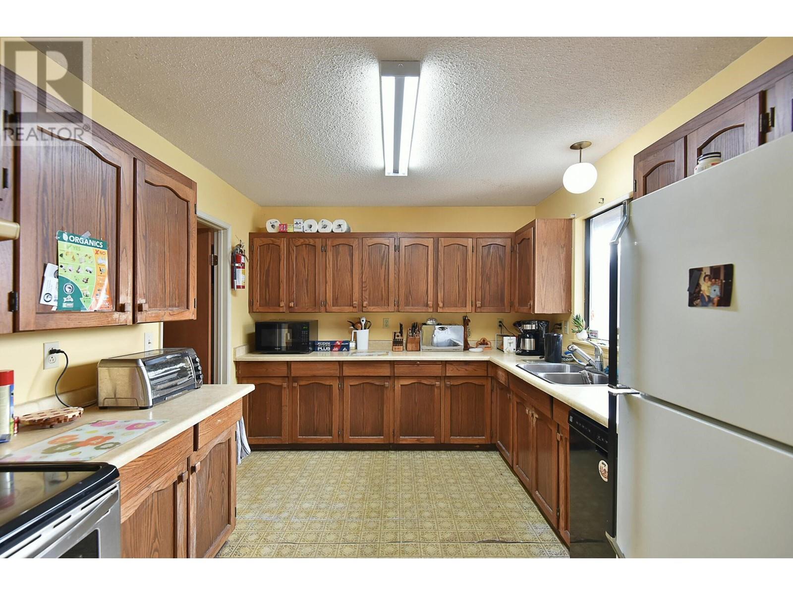 760 Brookside Place, Gibsons, British Columbia  V0N 1V9 - Photo 3 - R2853310