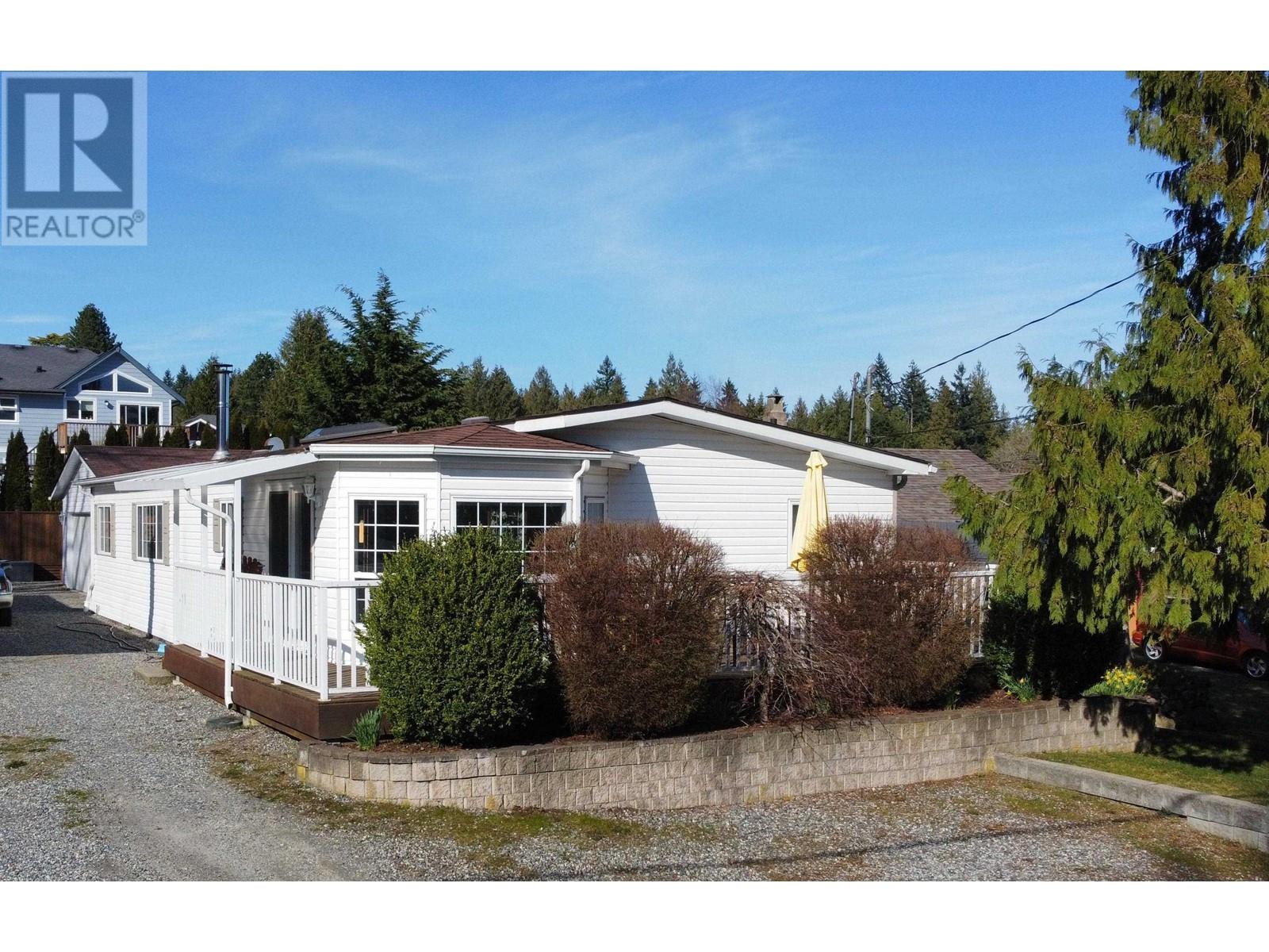 760 Hillcrest Road, Gibsons, British Columbia  V0N 1V9 - Photo 1 - R2853355