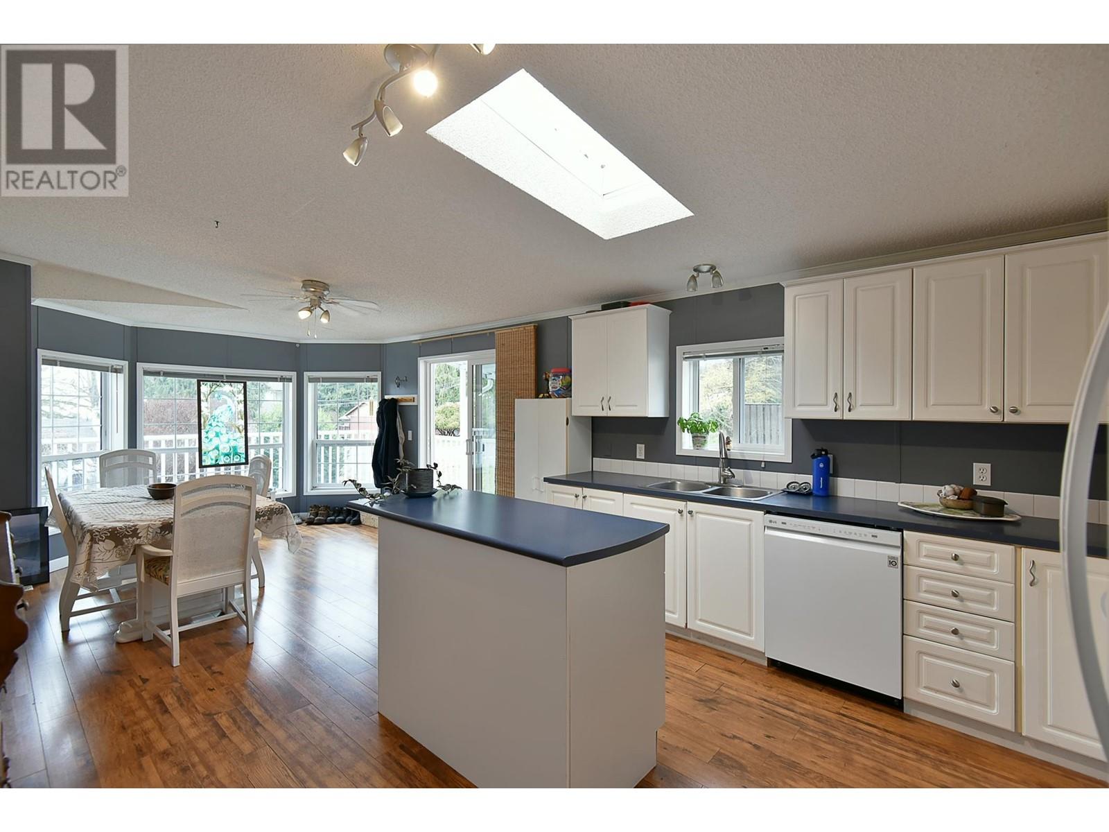 760 Hillcrest Road, Gibsons, British Columbia  V0N 1V9 - Photo 10 - R2853355