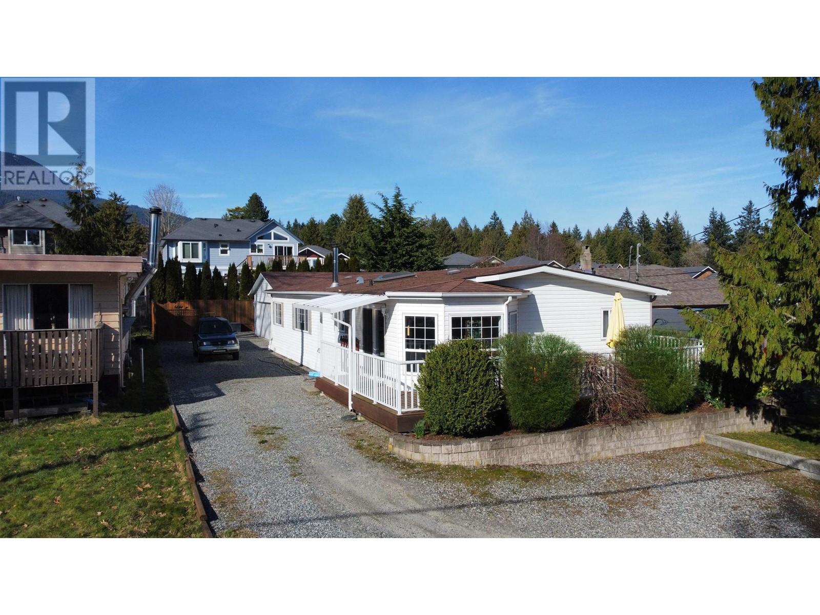 760 Hillcrest Road, Gibsons, British Columbia  V0N 1V9 - Photo 2 - R2853355