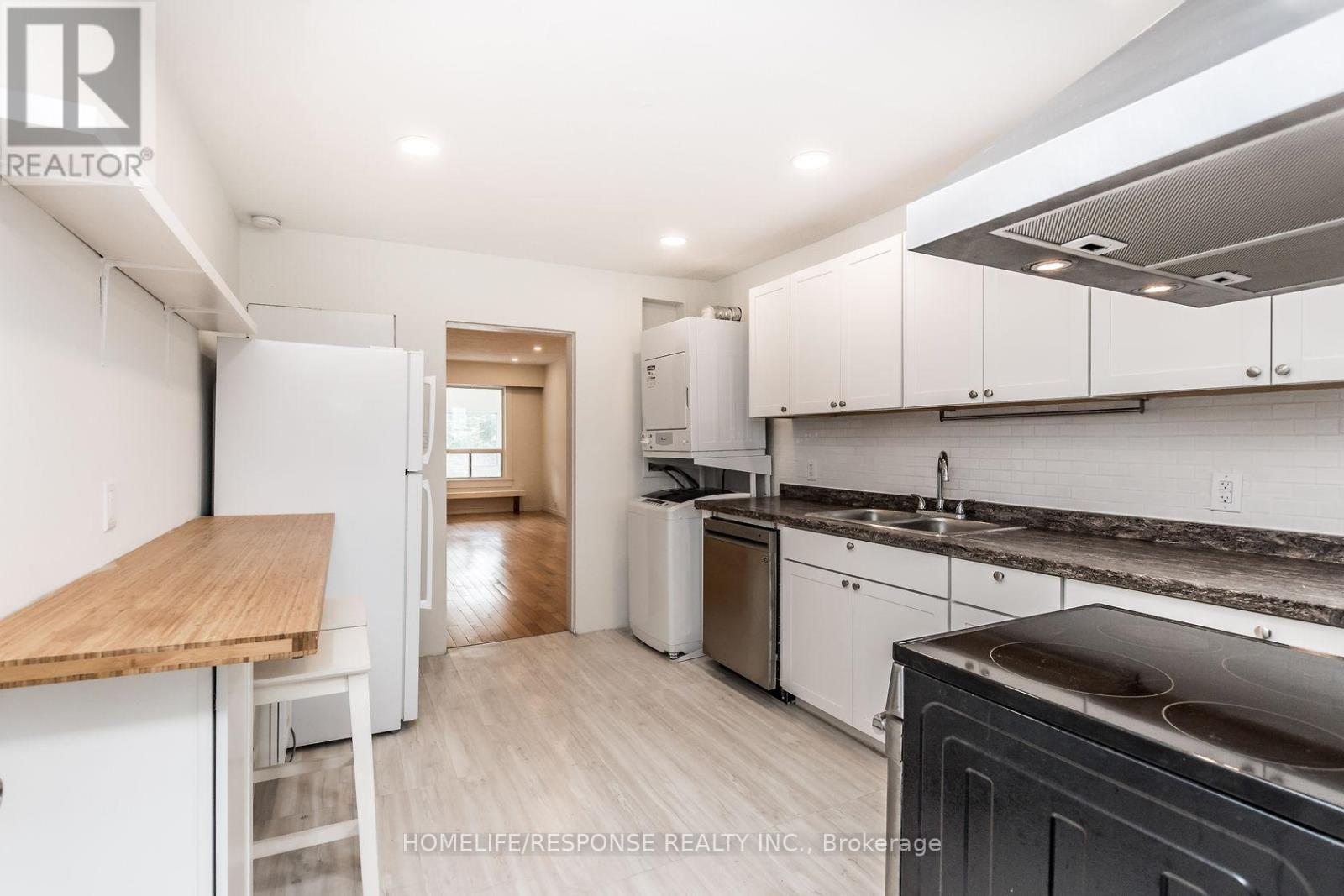 Upper - 20 Golden Avenue, Toronto, Ontario  M6R 2J4 - Photo 11 - C8096664