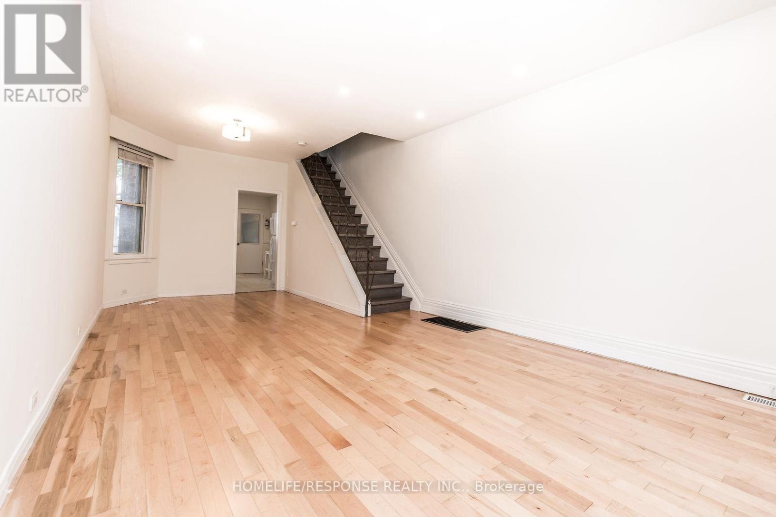 Upper - 20 Golden Avenue, Toronto, Ontario  M6R 2J4 - Photo 4 - C8096664