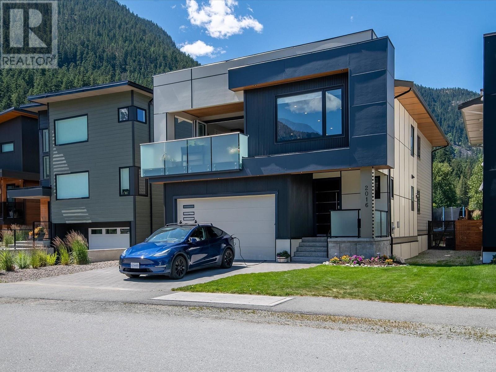 2016 Tiyata Boulevard, Pemberton, British Columbia  V0N 2L1 - Photo 2 - R2853640