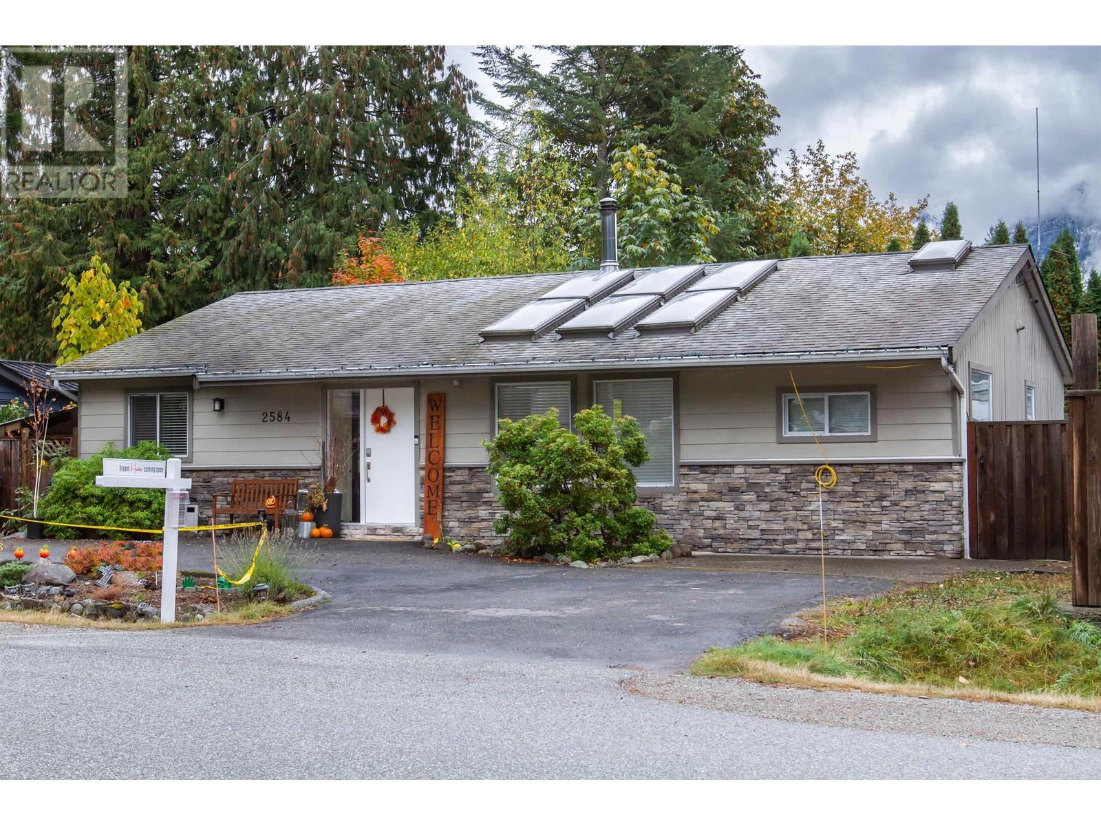 2584 Rhum & Eigg Drive, Squamish, British Columbia  V0N 1T0 - Photo 3 - R2853633